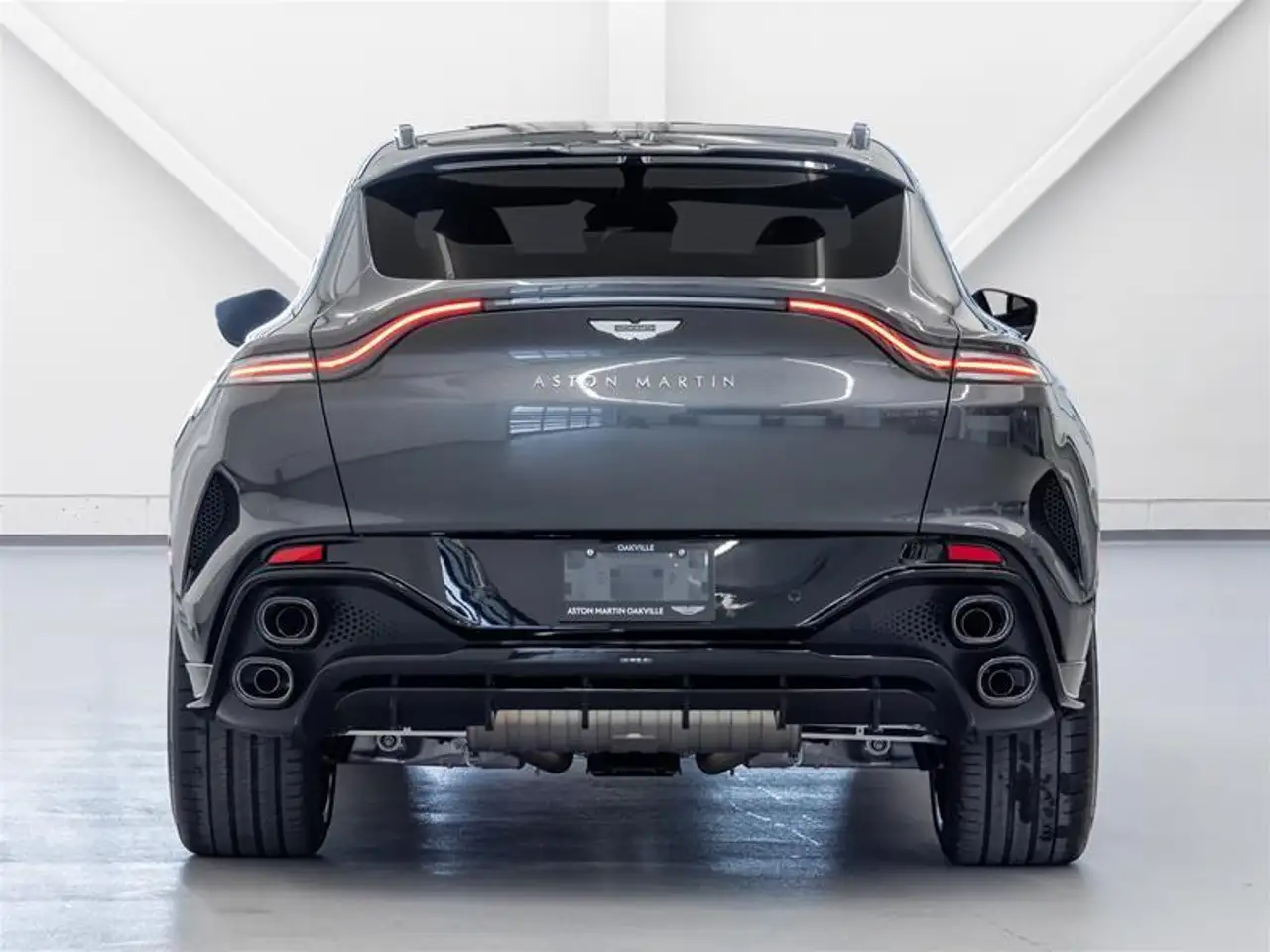 Aston Martin DBX снимка Aston Martin DBX