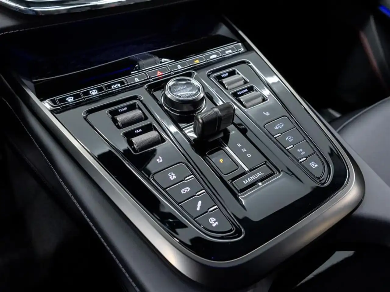 Aston Martin DBX снимка Aston Martin DBX