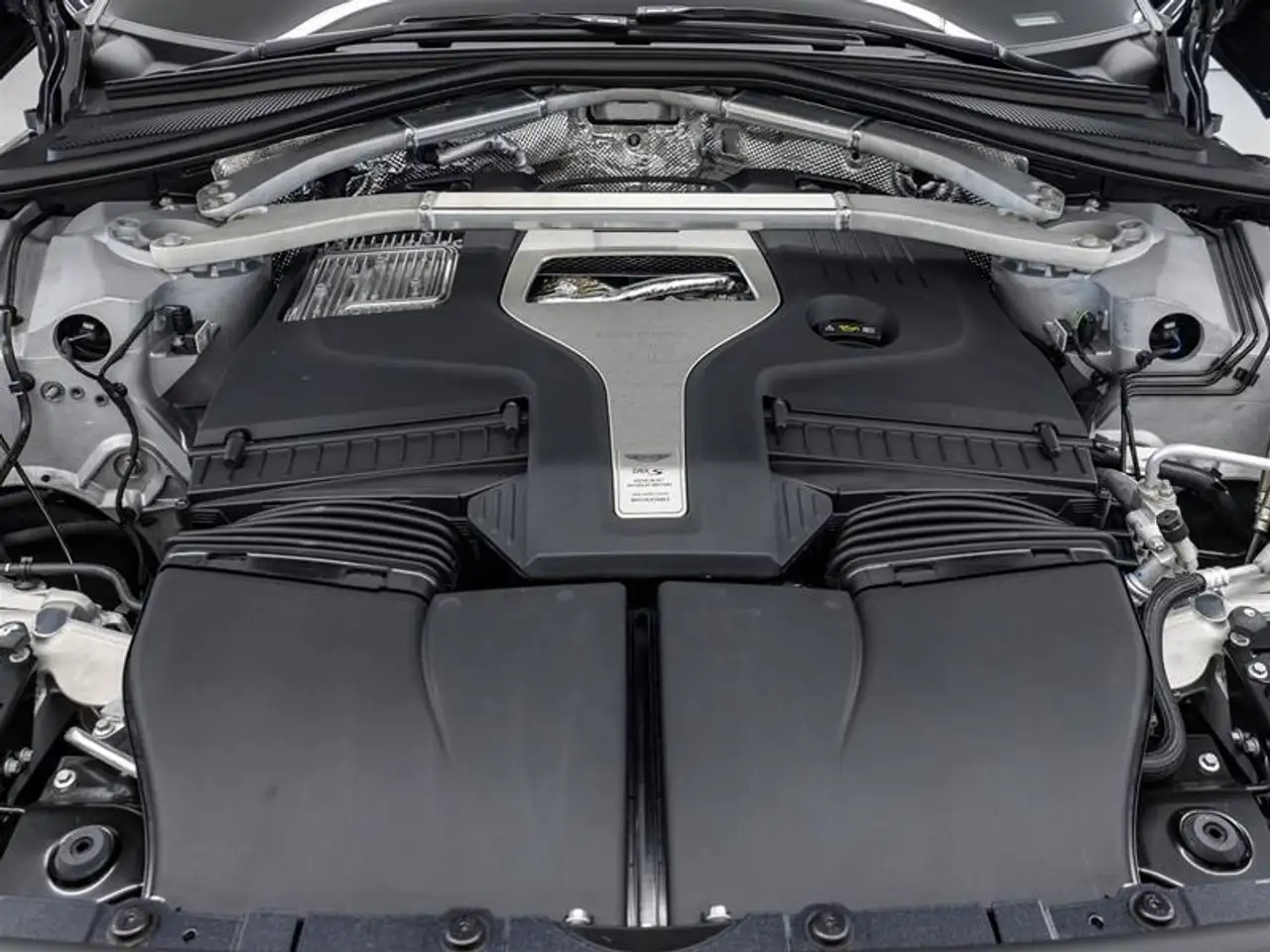 Aston Martin DBX снимка Aston Martin DBX