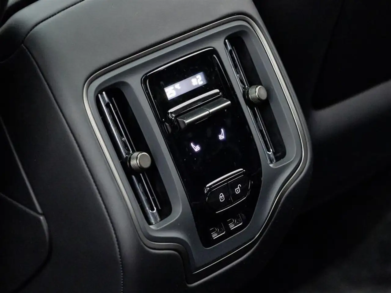 Aston Martin DBX снимка Aston Martin DBX