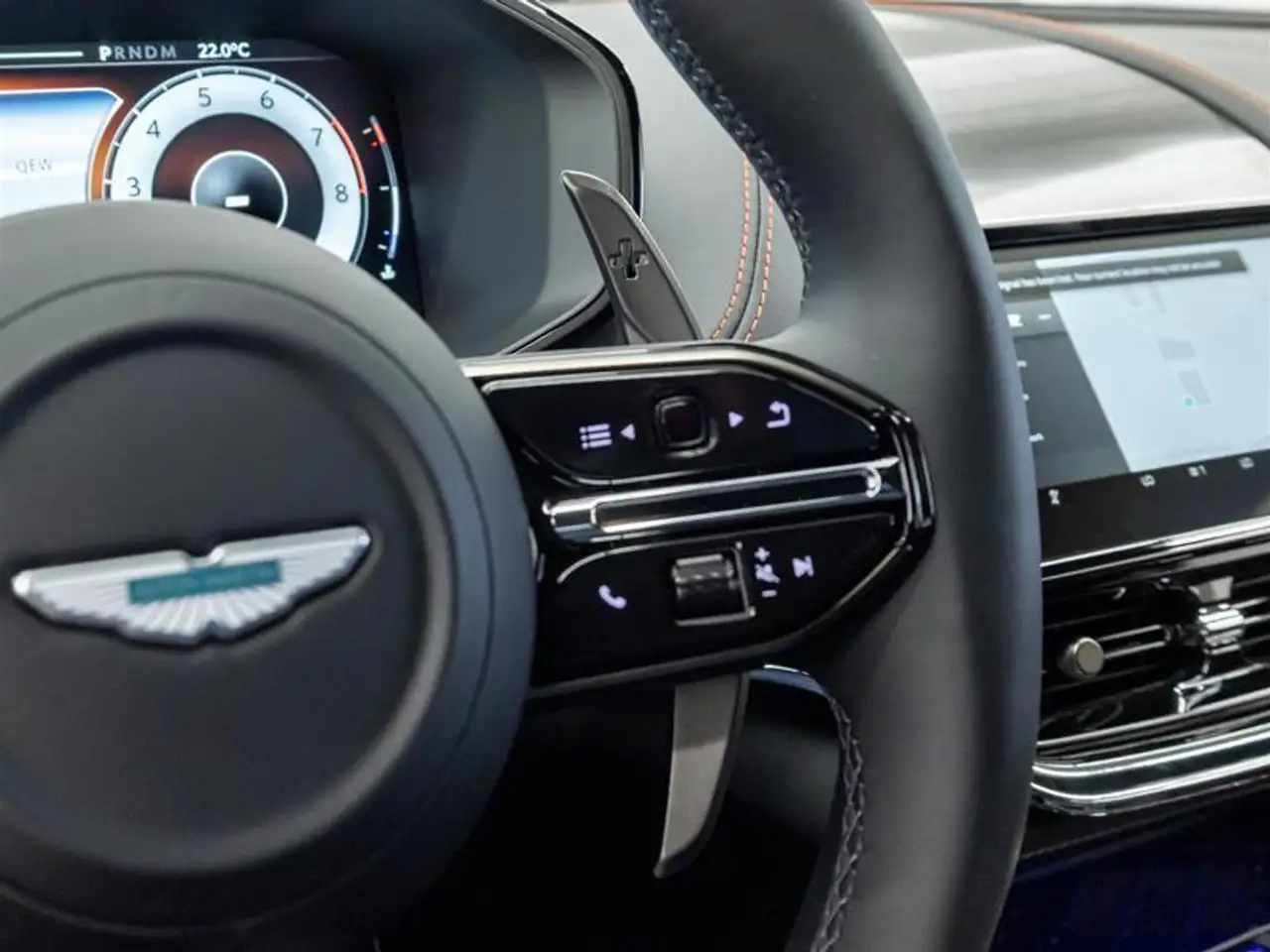 Aston Martin DBX снимка Aston Martin DBX