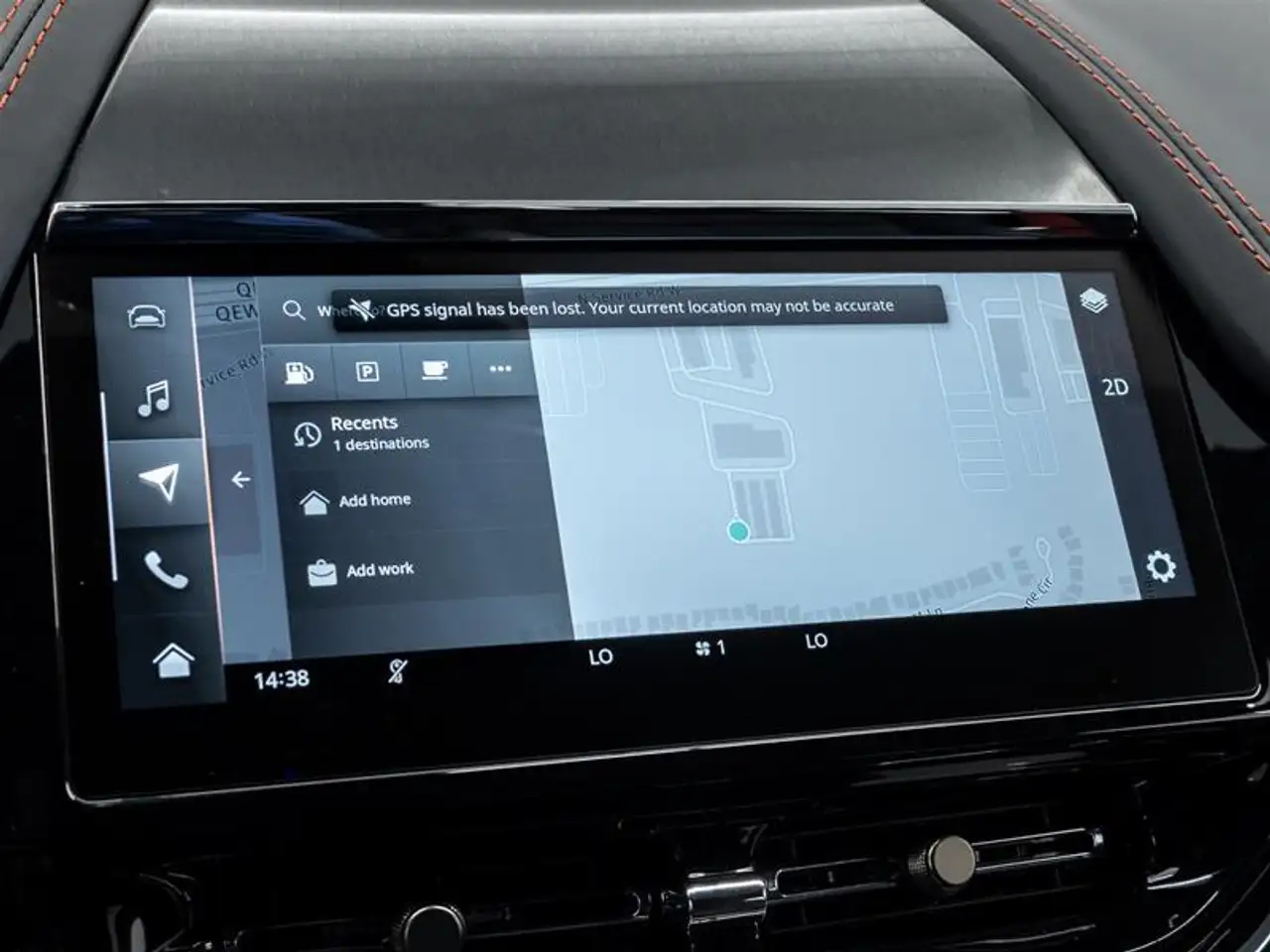 Aston Martin DBX снимка Aston Martin DBX