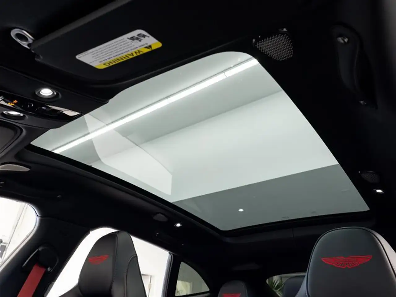 Aston Martin DBX снимка Aston Martin DBX