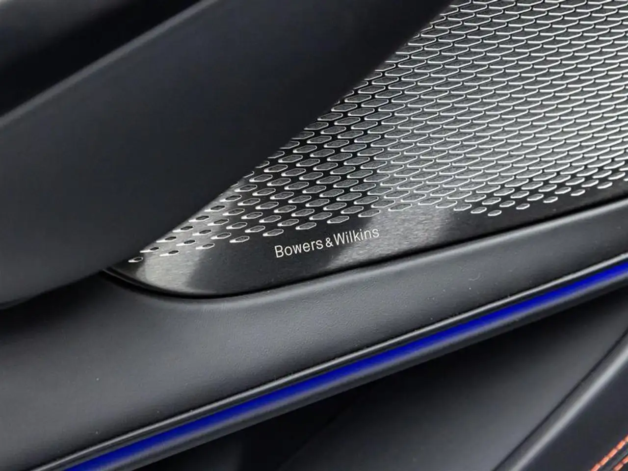 Aston Martin DBX снимка Aston Martin DBX