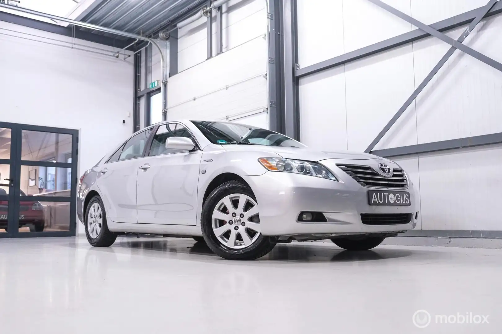 Toyota Camry 2.4 Hybrid automaat | Dealer OH | Schuifdak | youn Grijs - 1