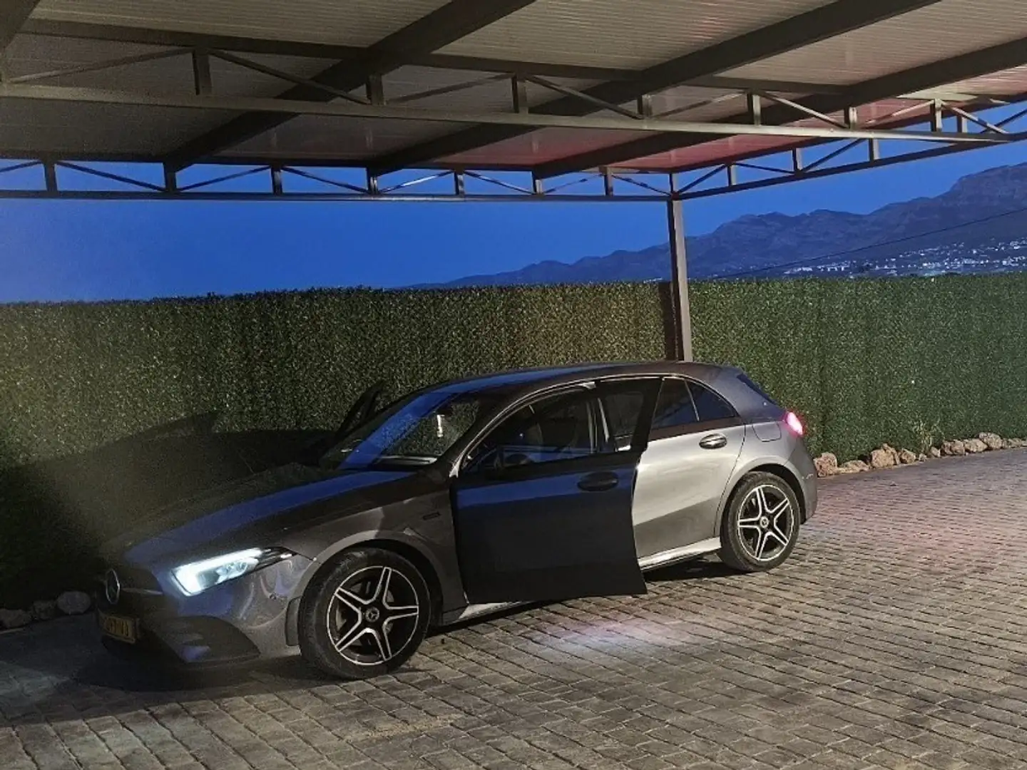 Mercedes-Benz A 250 Premium Plus Grijs - 1