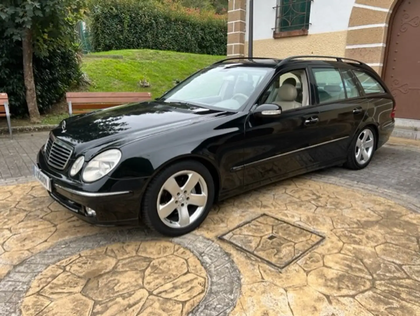 Mercedes-Benz E 320 Familiar CDI Aut. Czarny - 1