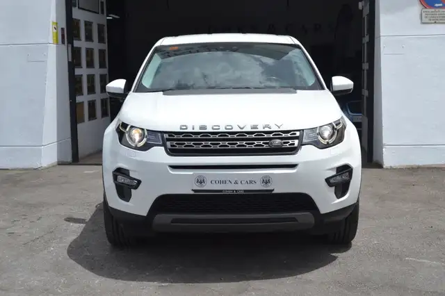 Land Rover Discovery view 3