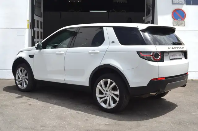 Land Rover Discovery view 8