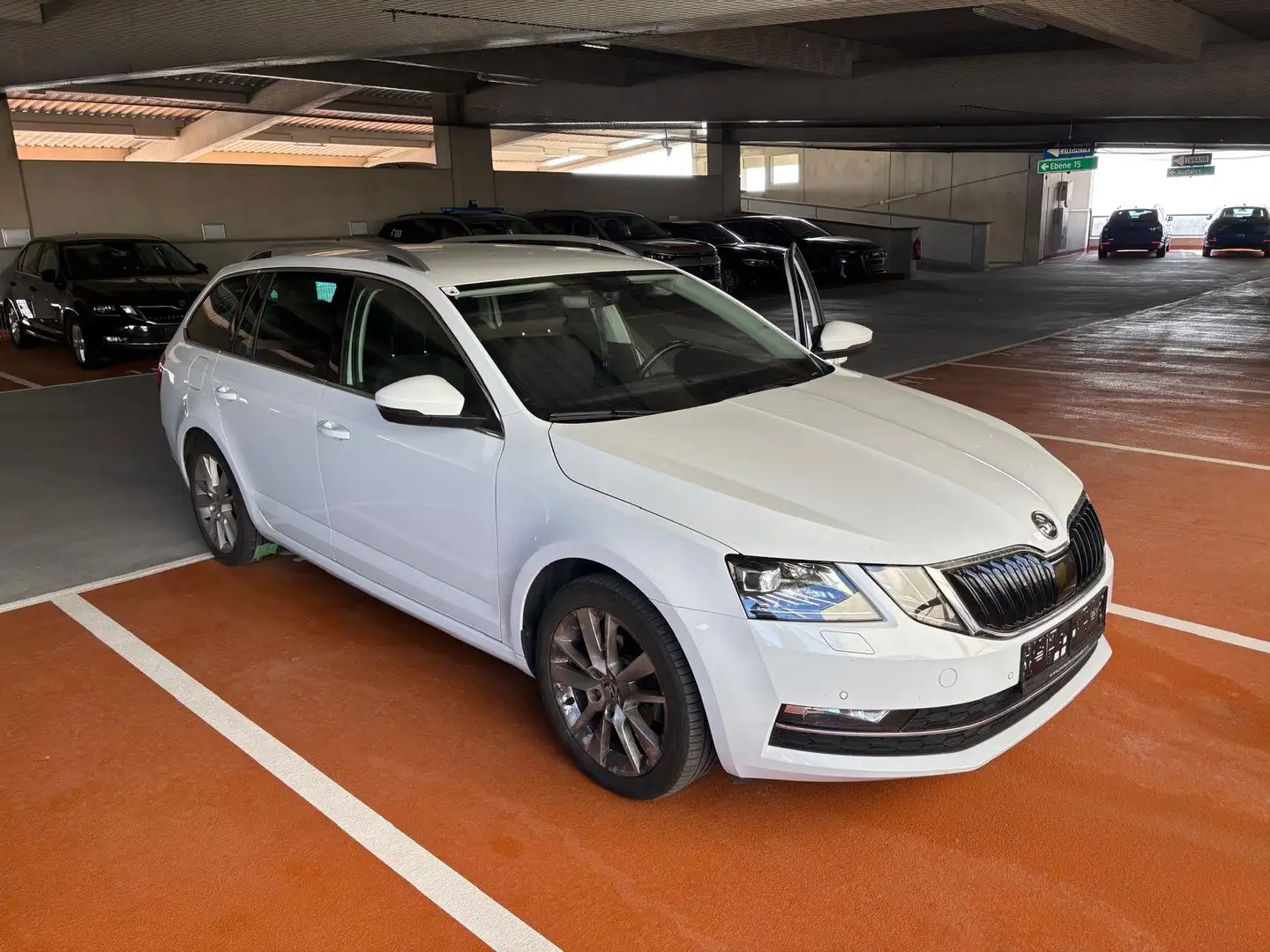 Skoda Octavia Combi 1,6 TDI Style Limited DSG Weiß - 1