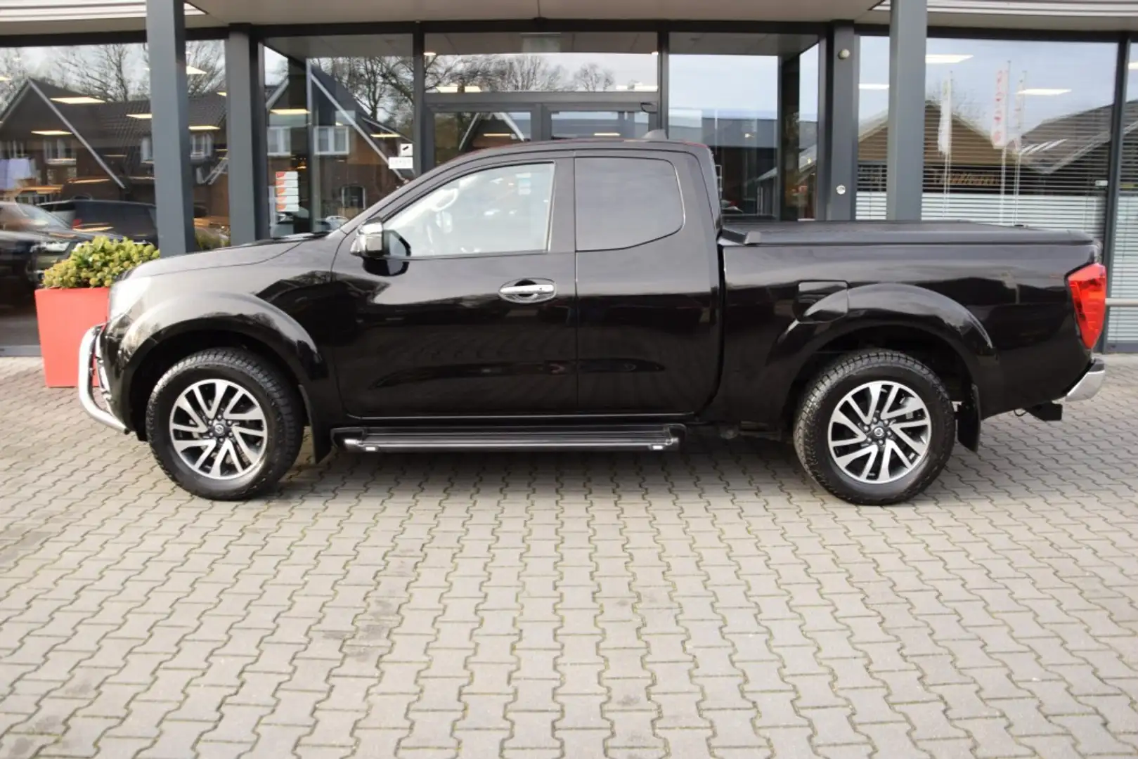 Nissan Navara 2.3 DCI N-CONNECTA 4WD VAN Zwart - 2