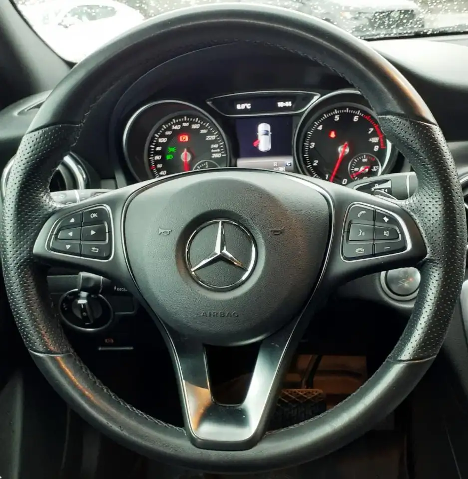 Mercedes-Benz GLA снимка Mercedes-Benz GLA