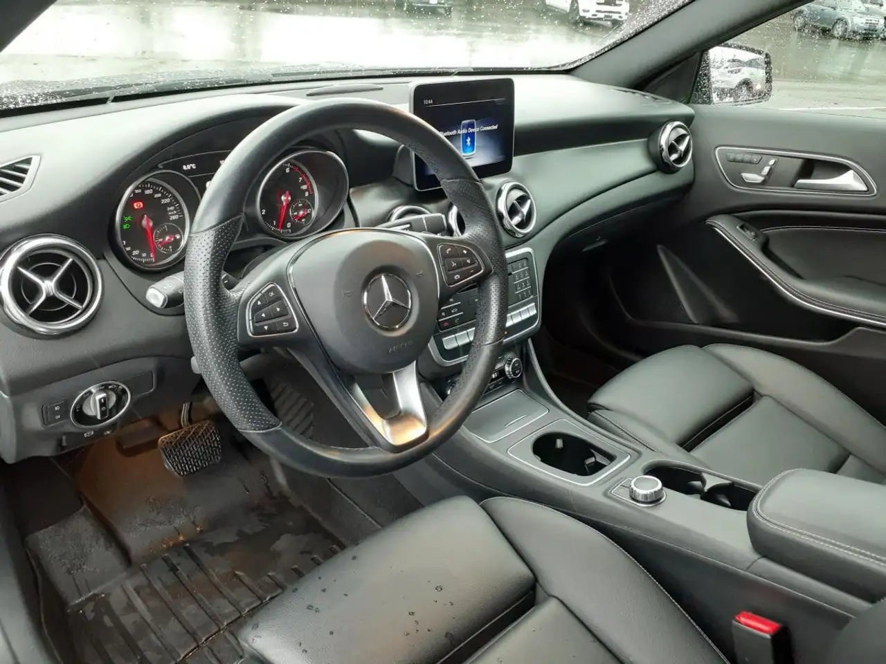 Mercedes-Benz GLA снимка Mercedes-Benz GLA