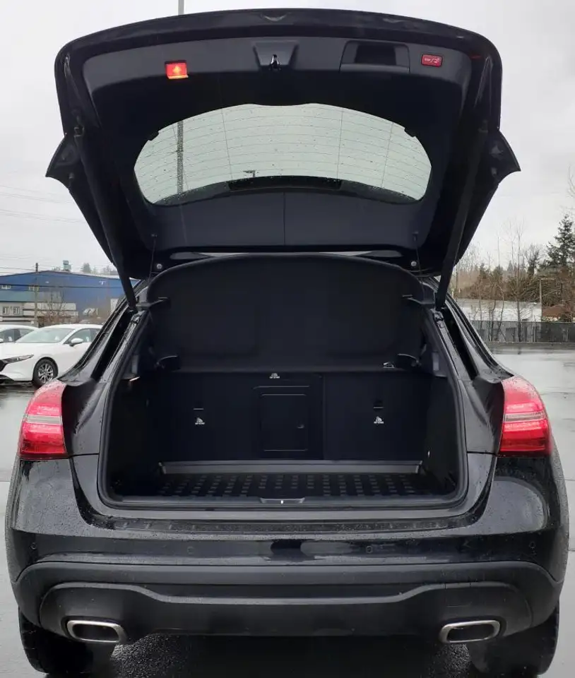 Mercedes-Benz GLA снимка Mercedes-Benz GLA