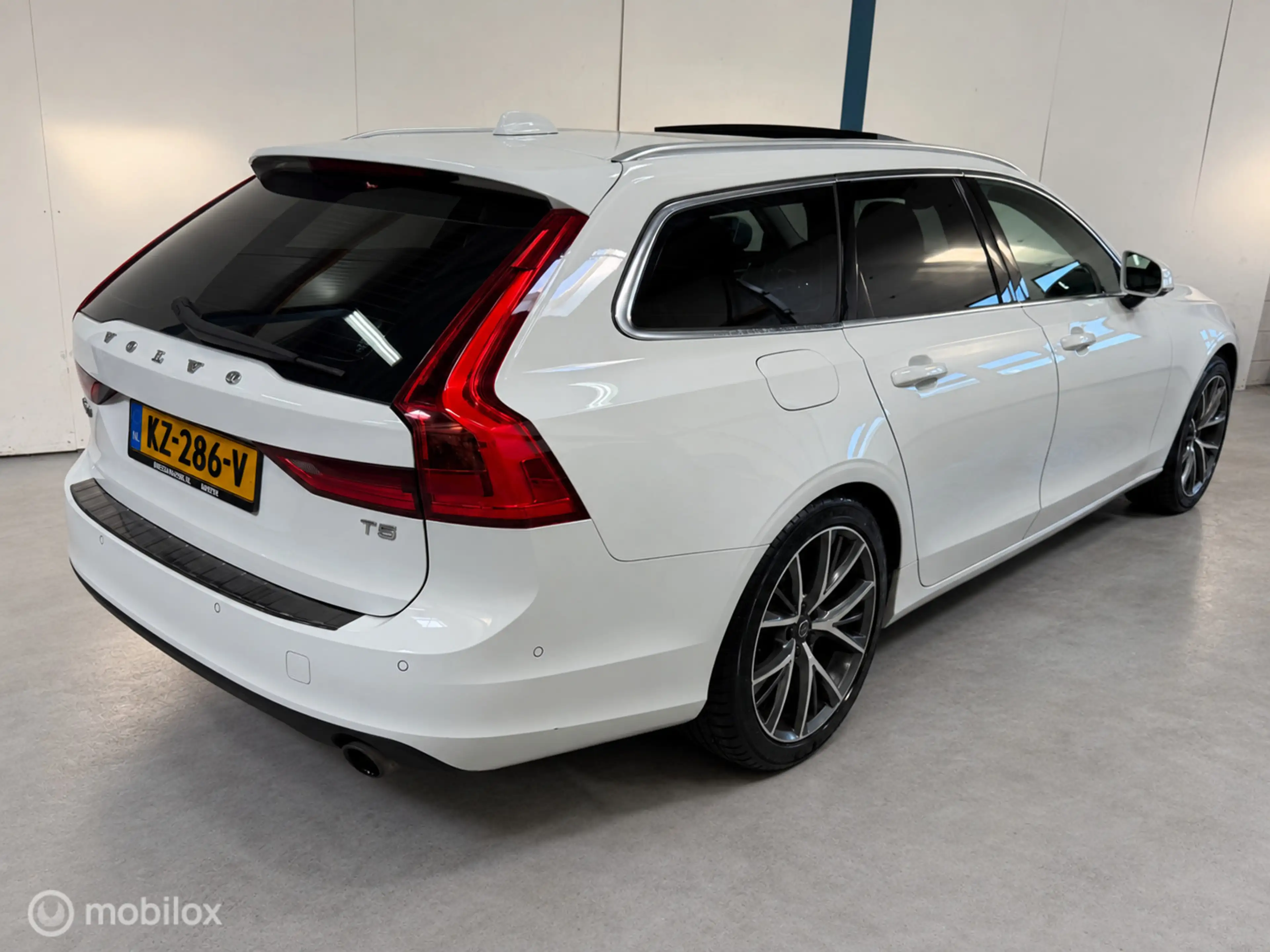Volvo V90 2.0 T5 Momentum NL-AUTO / PANO / LEER — photo 2