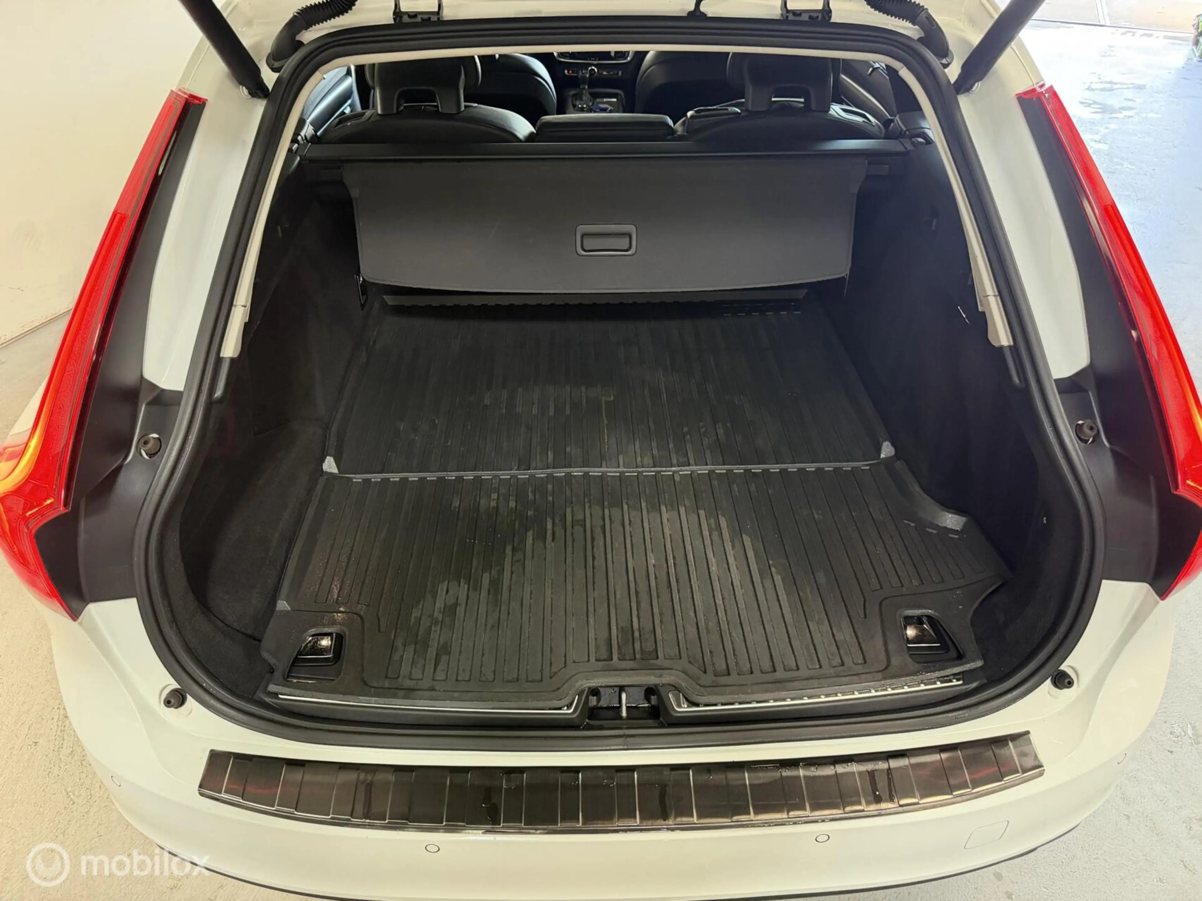 Volvo V90 2.0 T5 Momentum NL-AUTO / PANO / LEER — photo 12