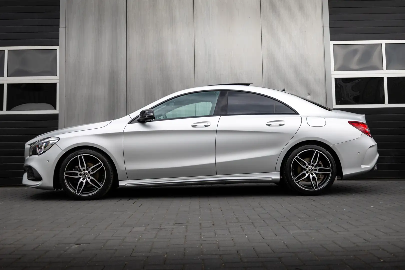 Mercedes-Benz CLA 180 123 pk Business Solution AMG Upgrade Edition / NL- Grijs - 2