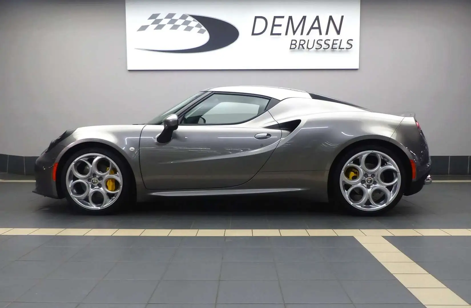 Alfa Romeo 4C Gris Basalto * Cuir noir * échappements Racing Gris - 2