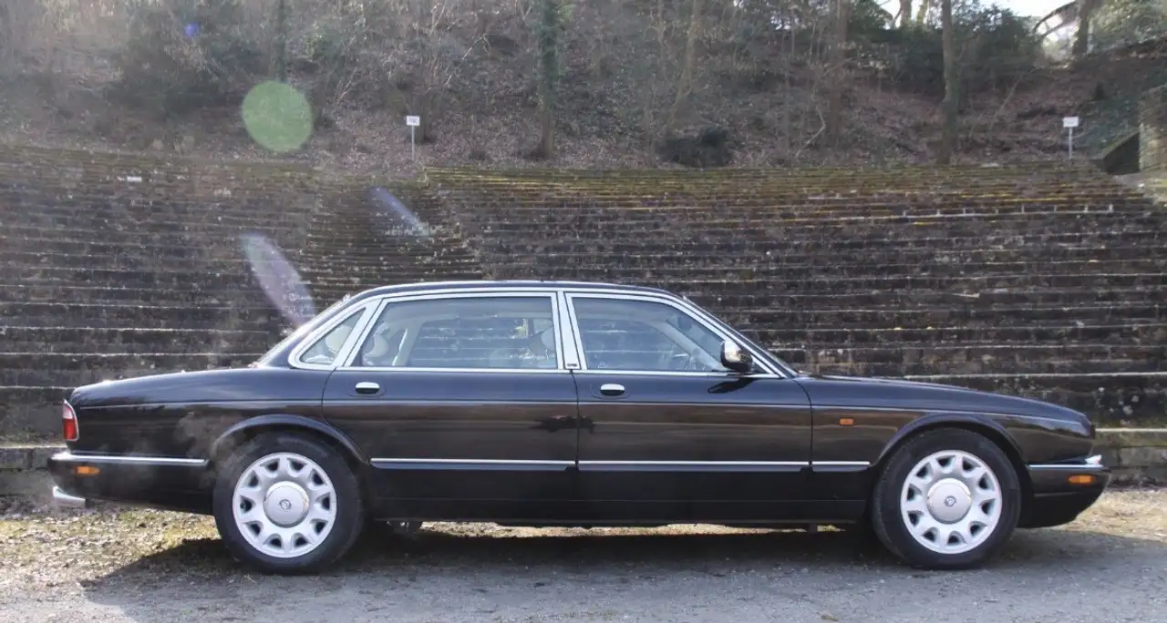 Jaguar Daimler Super V8 LWB (X308), foto 3