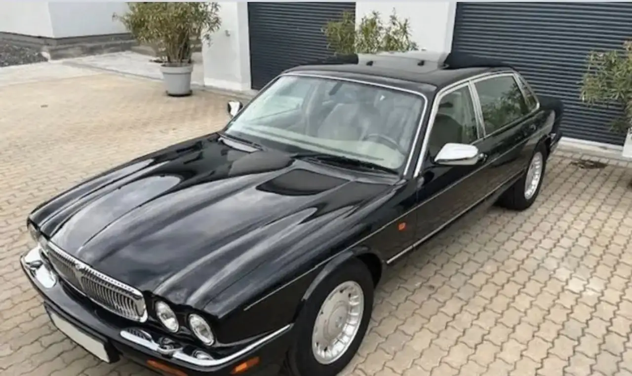 Jaguar Daimler Super V8 LWB (X308), foto 1