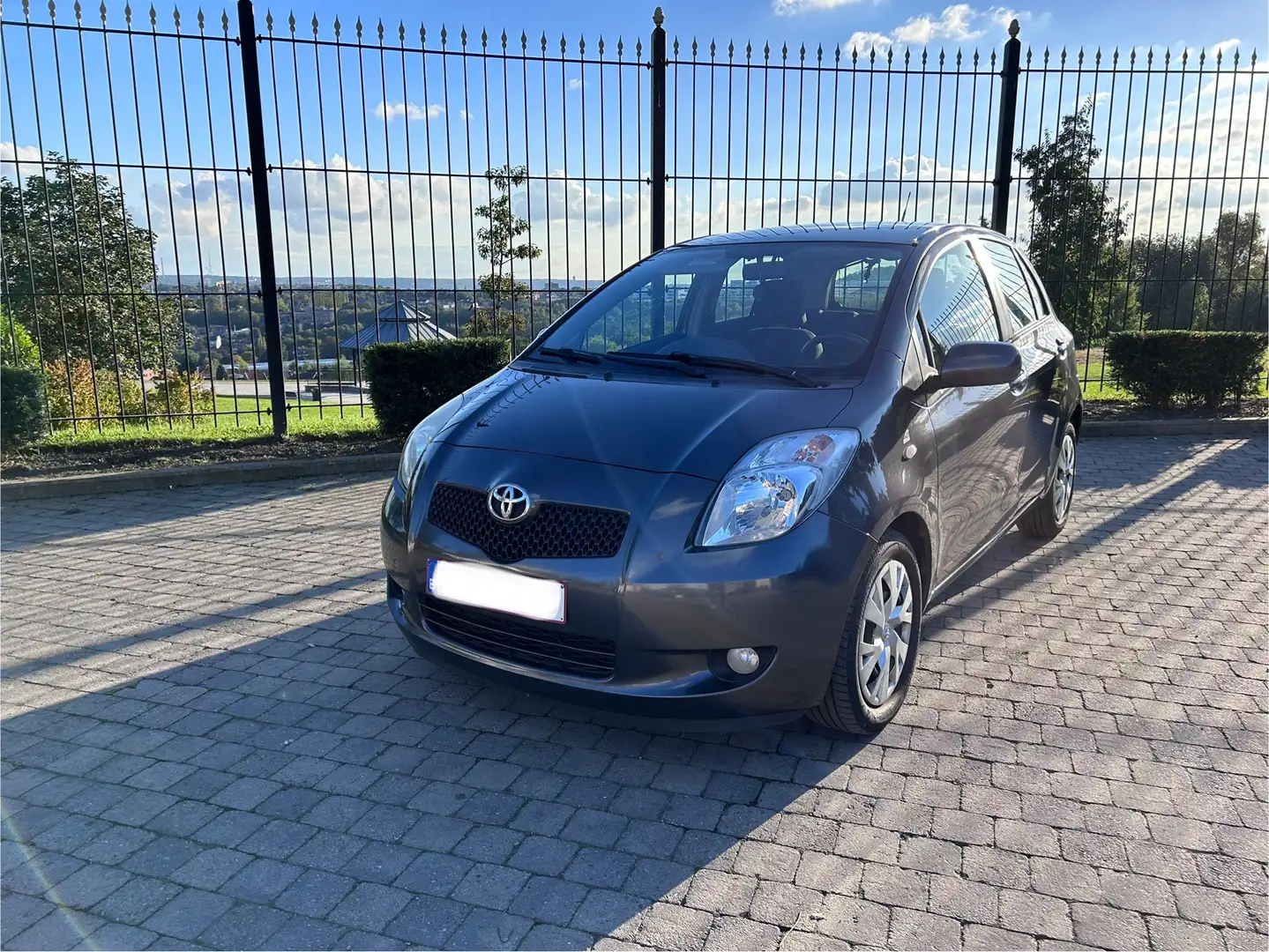 Toyota Yaris 1.3i VVT-i 16v Follow Me Gris - 2