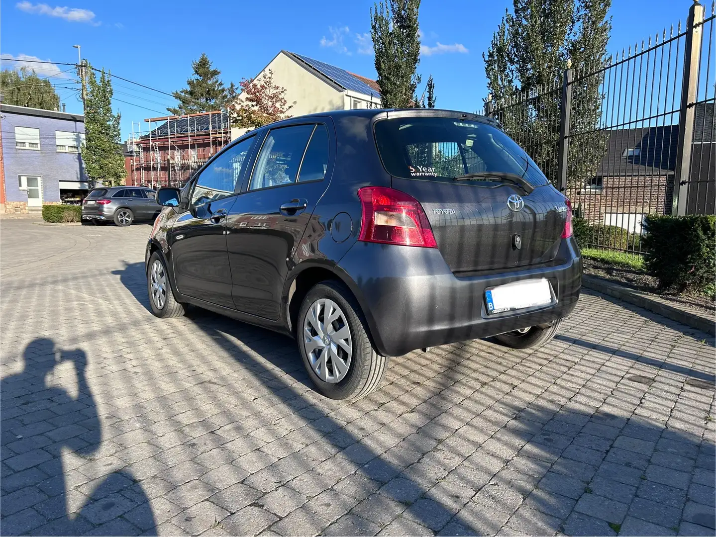 Toyota Yaris 1.3i VVT-i 16v Follow Me Gris - 1
