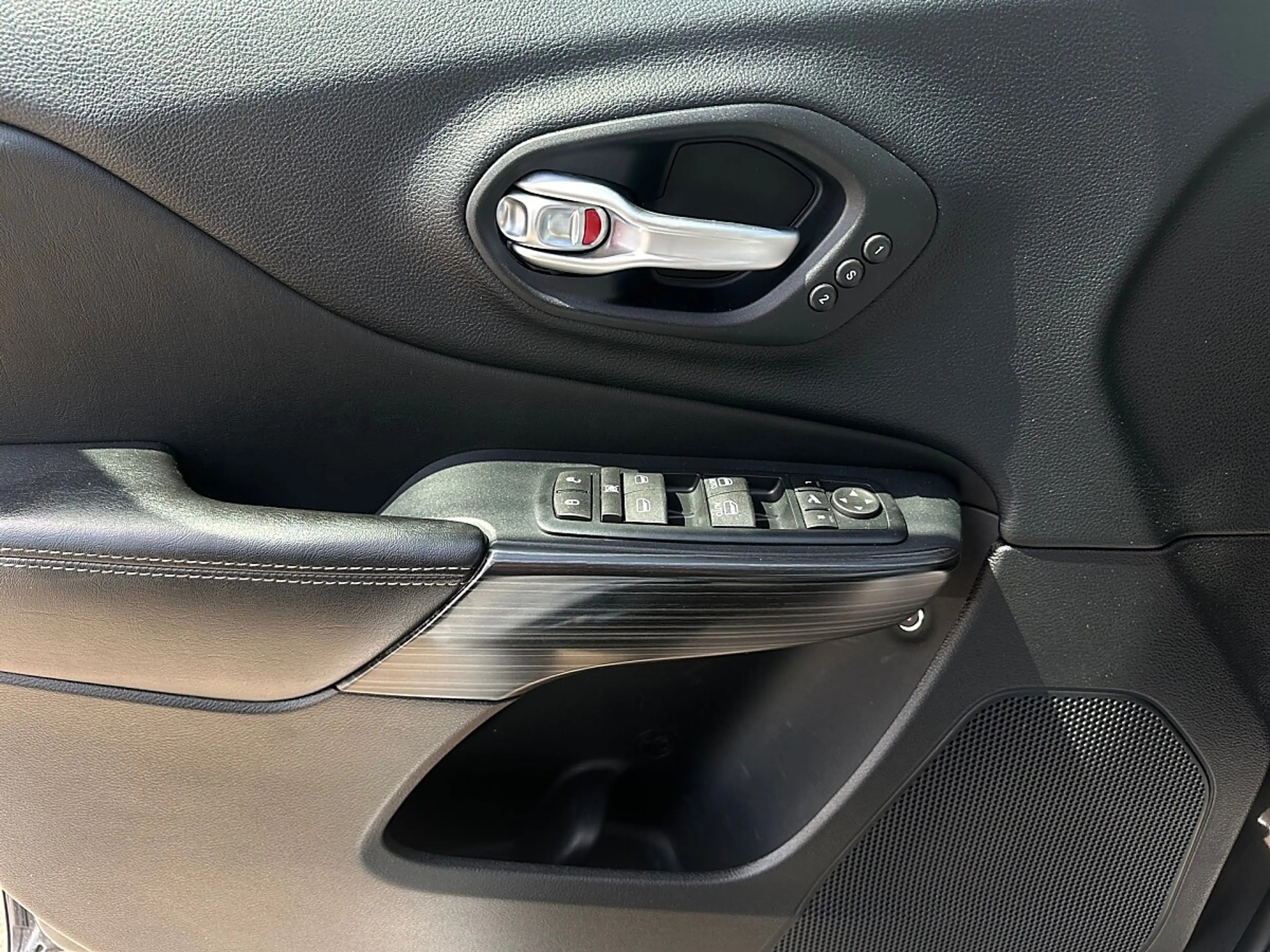 Jeep Cherokee 2,2 MultiJet II AWD Limited Aut. — photo 13