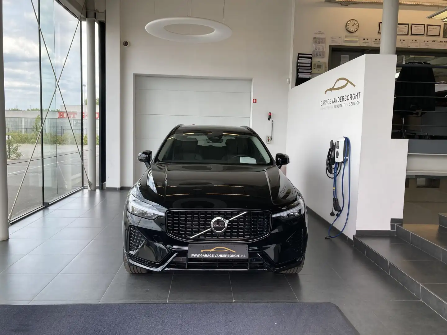 Volvo XC60 PLUS DARK HYBRID BENZINE AUTOMAAT Noir - 2