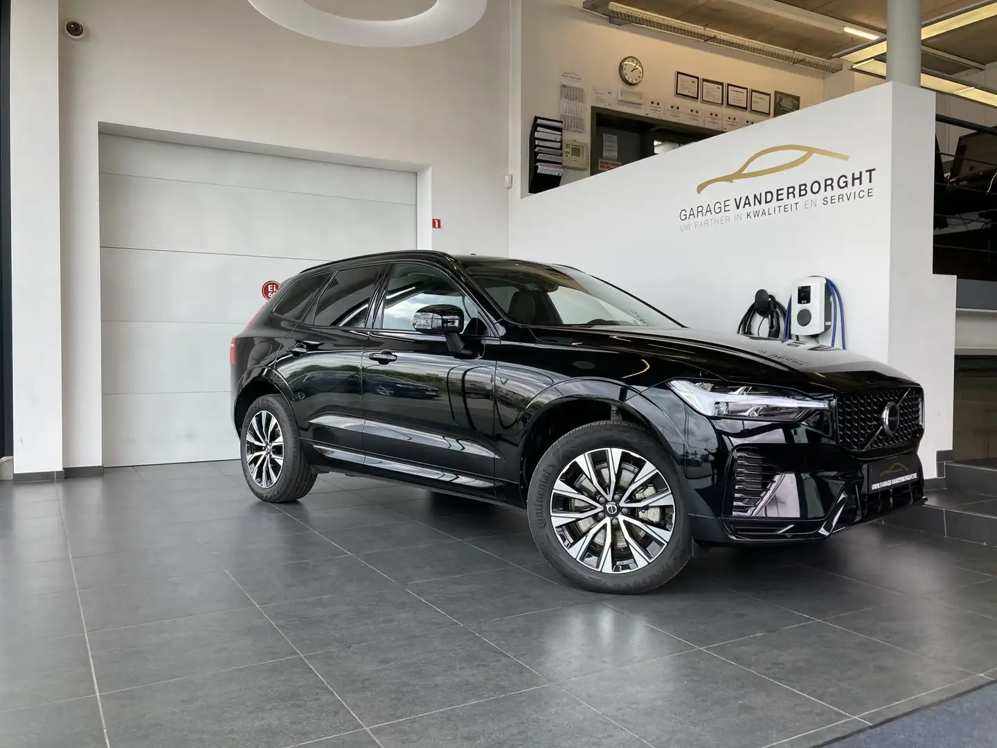 Volvo XC60 PLUS DARK HYBRID BENZINE AUTOMAAT Noir - 1