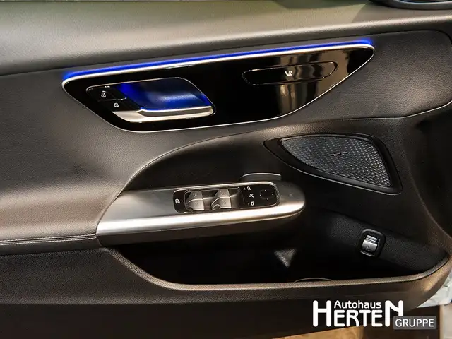 Mercedes-Benz C-Class view 9