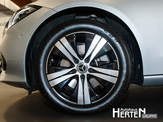 Mercedes-Benz C-Class view 5