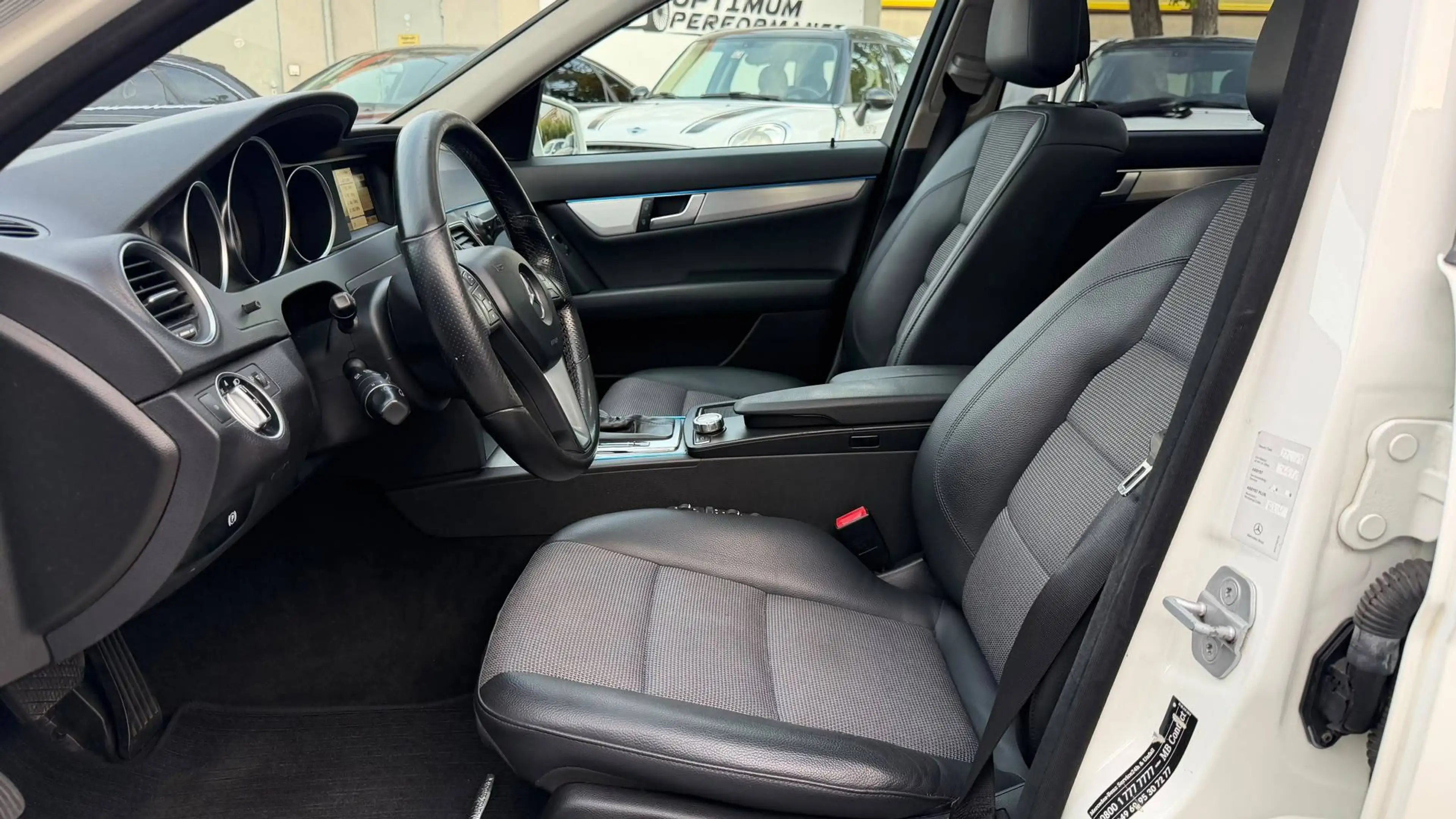 Mercedes-Benz C 220 T CDI Autom. 170PS Panoramadach ParkhilfeVorn Sitzheiz Navi — photo 10