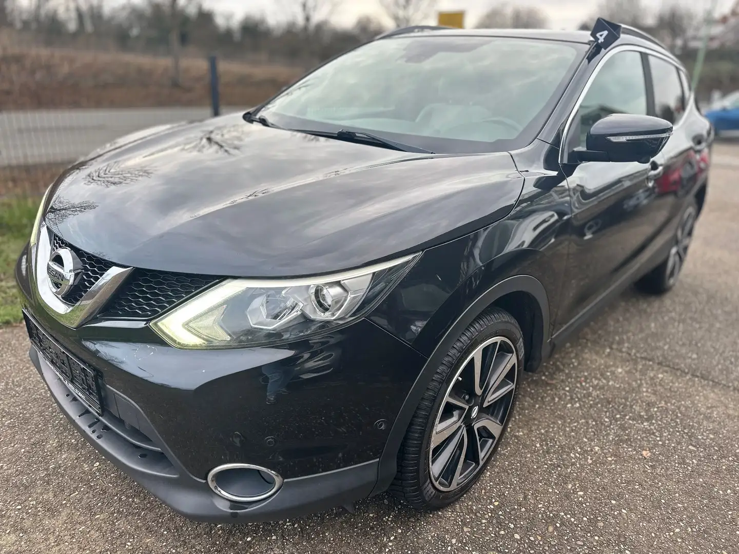 Nissan Qashqai 1.6 dCi DPF Tekna 4x2 * PANO * 360° Kamera * SHZ Schwarz - 1