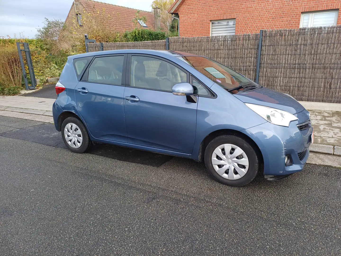 Toyota Verso-S Verso S 1.33 VVT-i Comfort plava - 1