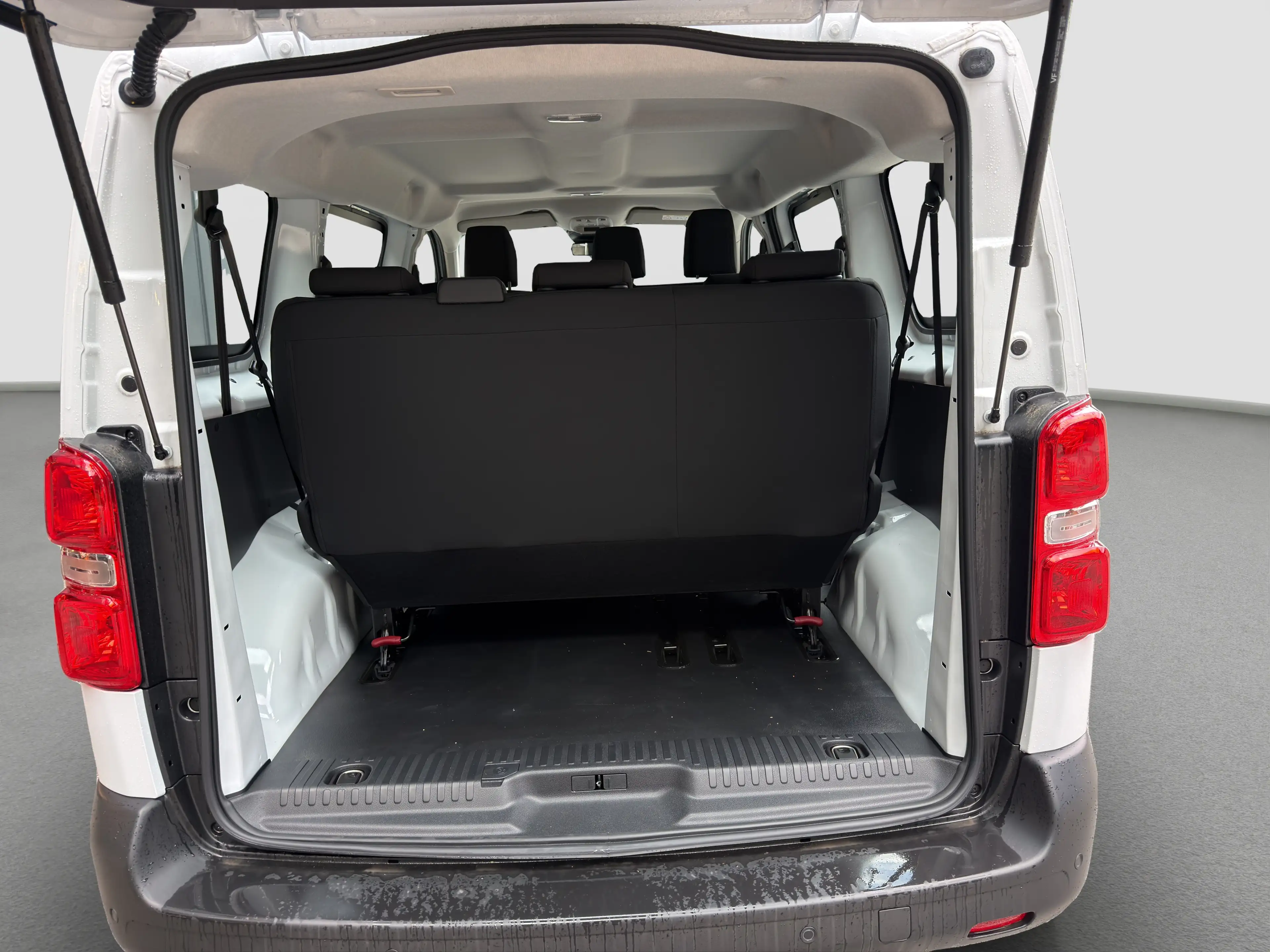 Peugeot Expert Expert KOMBI L2 BHDI 180 EAT8 — photo 14
