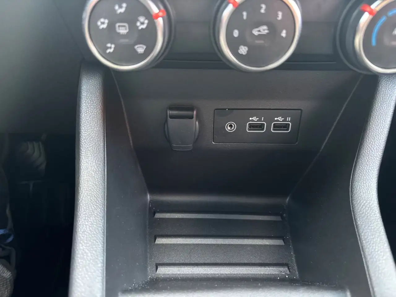 Renault Clio Citadine 5 portes — photo 28