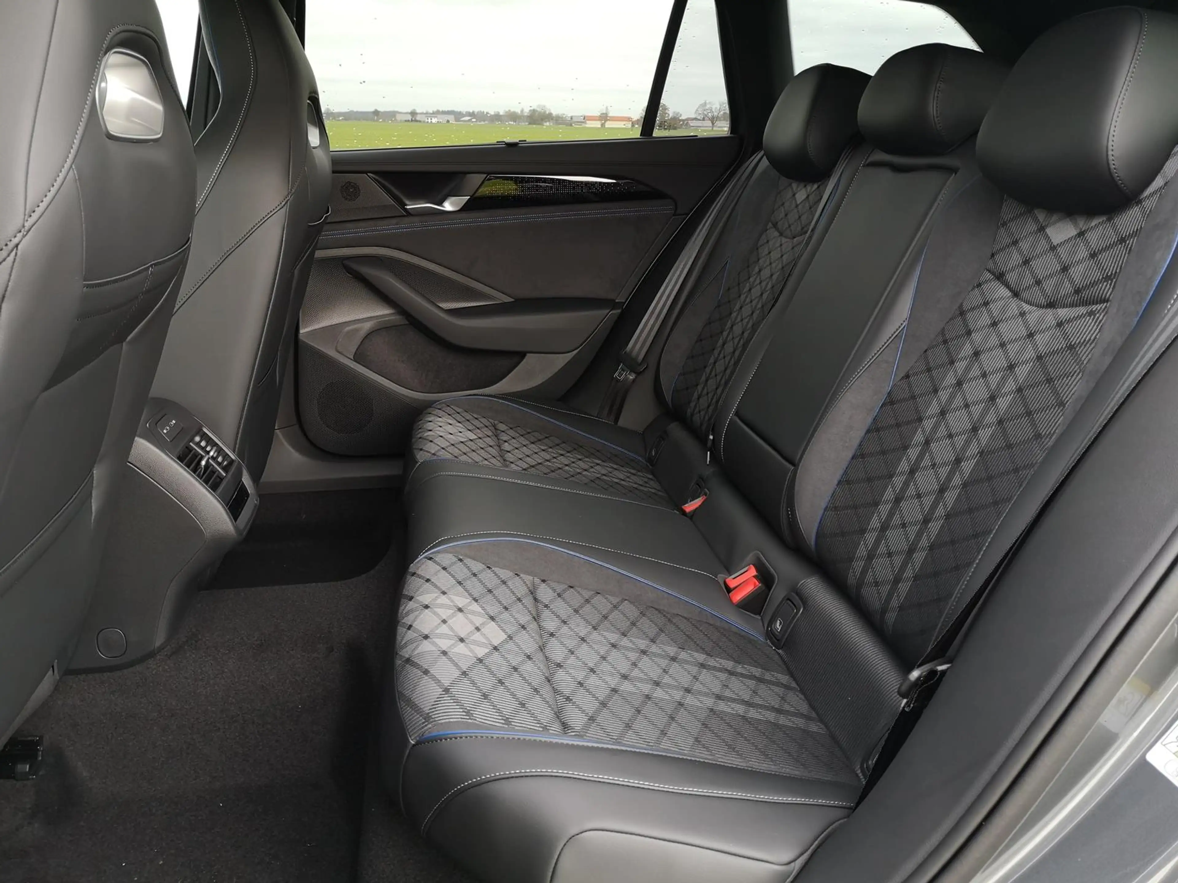 Volkswagen Passat Variant 2.0 TDI DSG 4Motion R-Line Pano 19 Zoll Head Up AH — photo 10