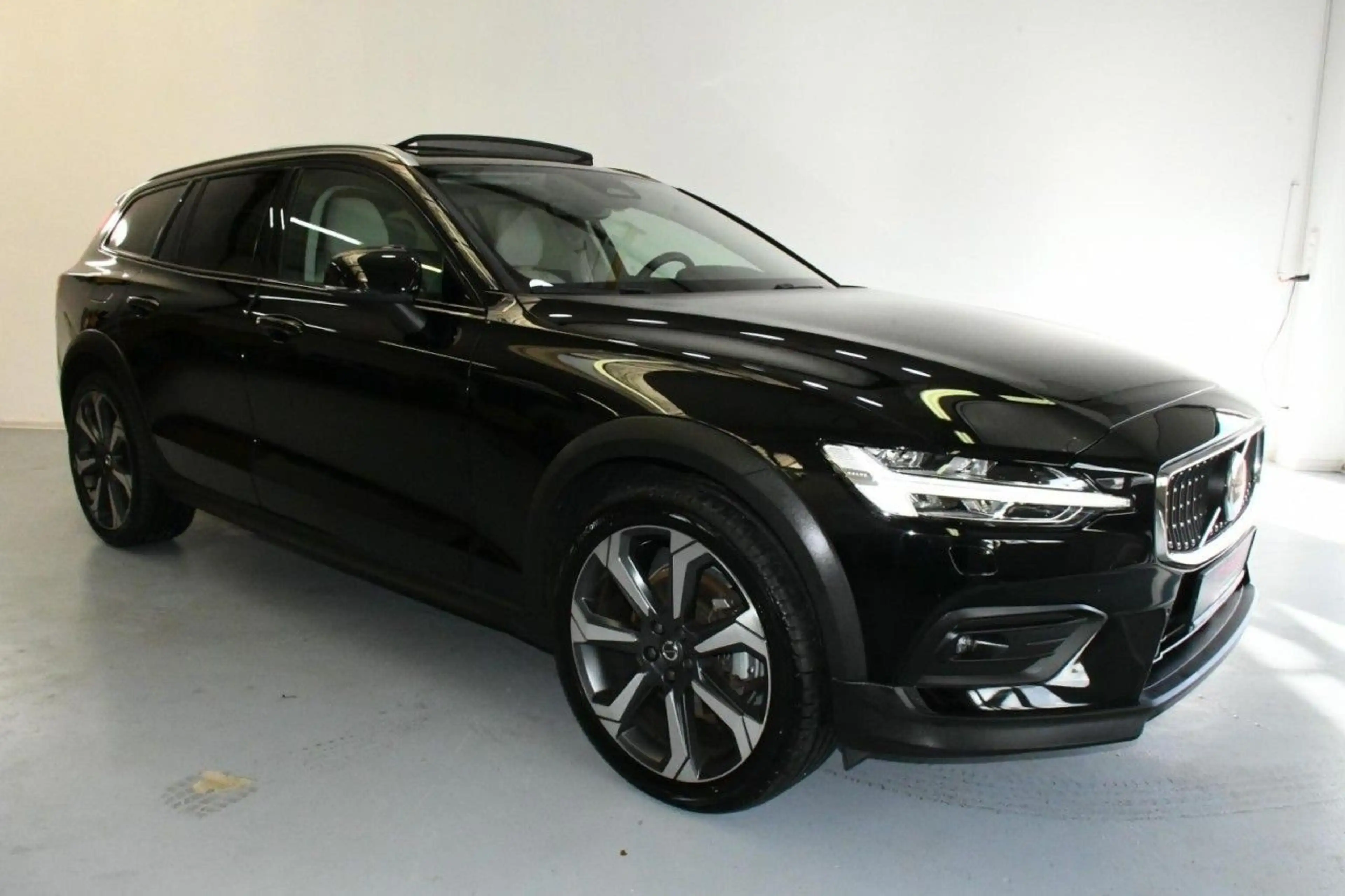 Volvo V60 Cross Country Country B4 AWD Ultim ACC*PAN*HuD*MASSG Klima Navi — photo 4