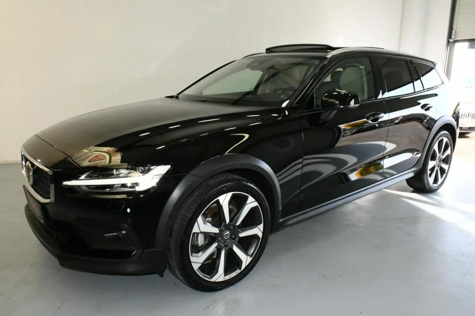 Volvo V60 Cross Country Country B4 AWD Ultim ACC*PAN*HuD*MASSG Klima Navi Schwarz - 2