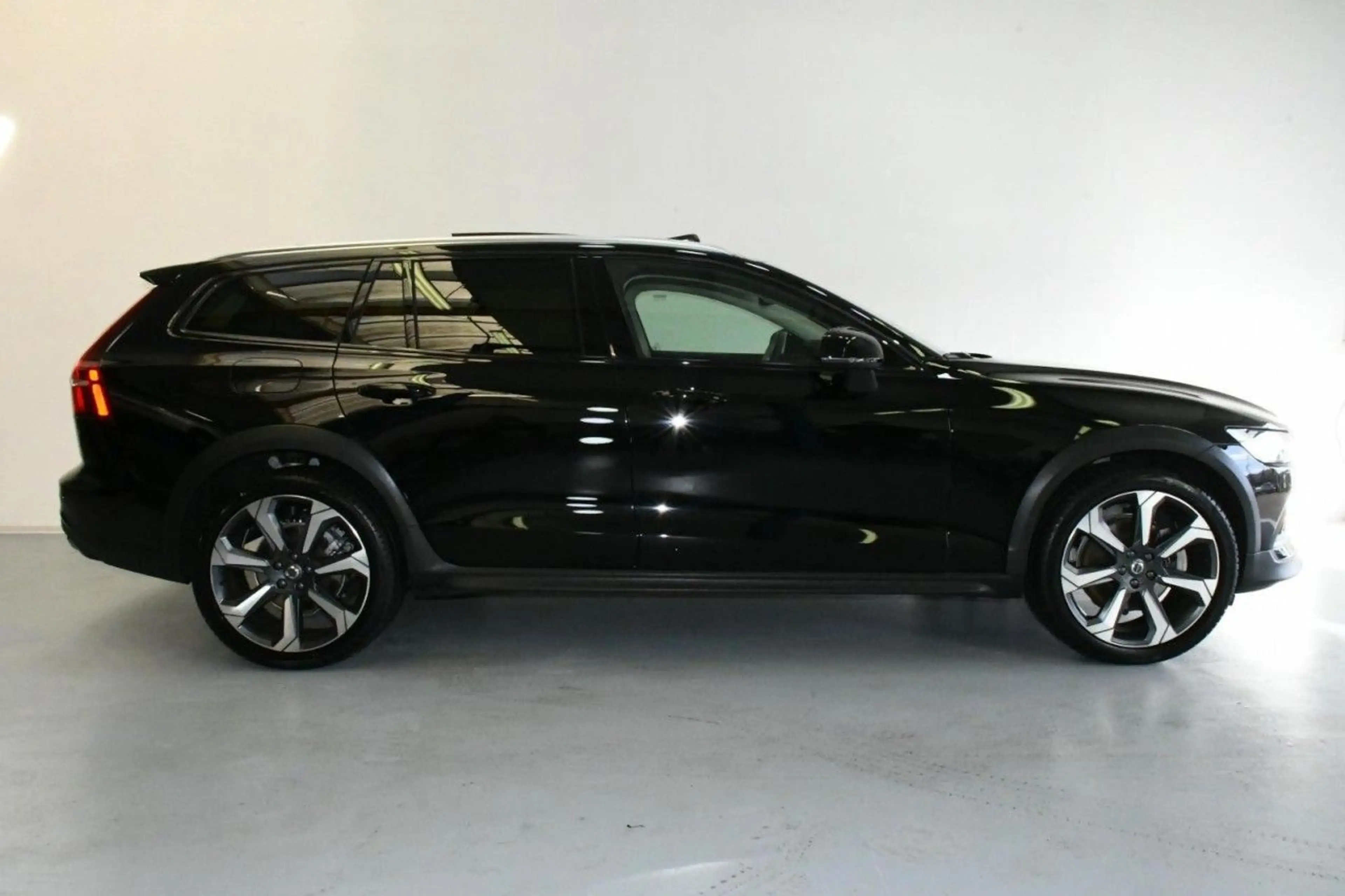 Volvo V60 Cross Country Country B4 AWD Ultim ACC*PAN*HuD*MASSG Klima Navi — photo 5