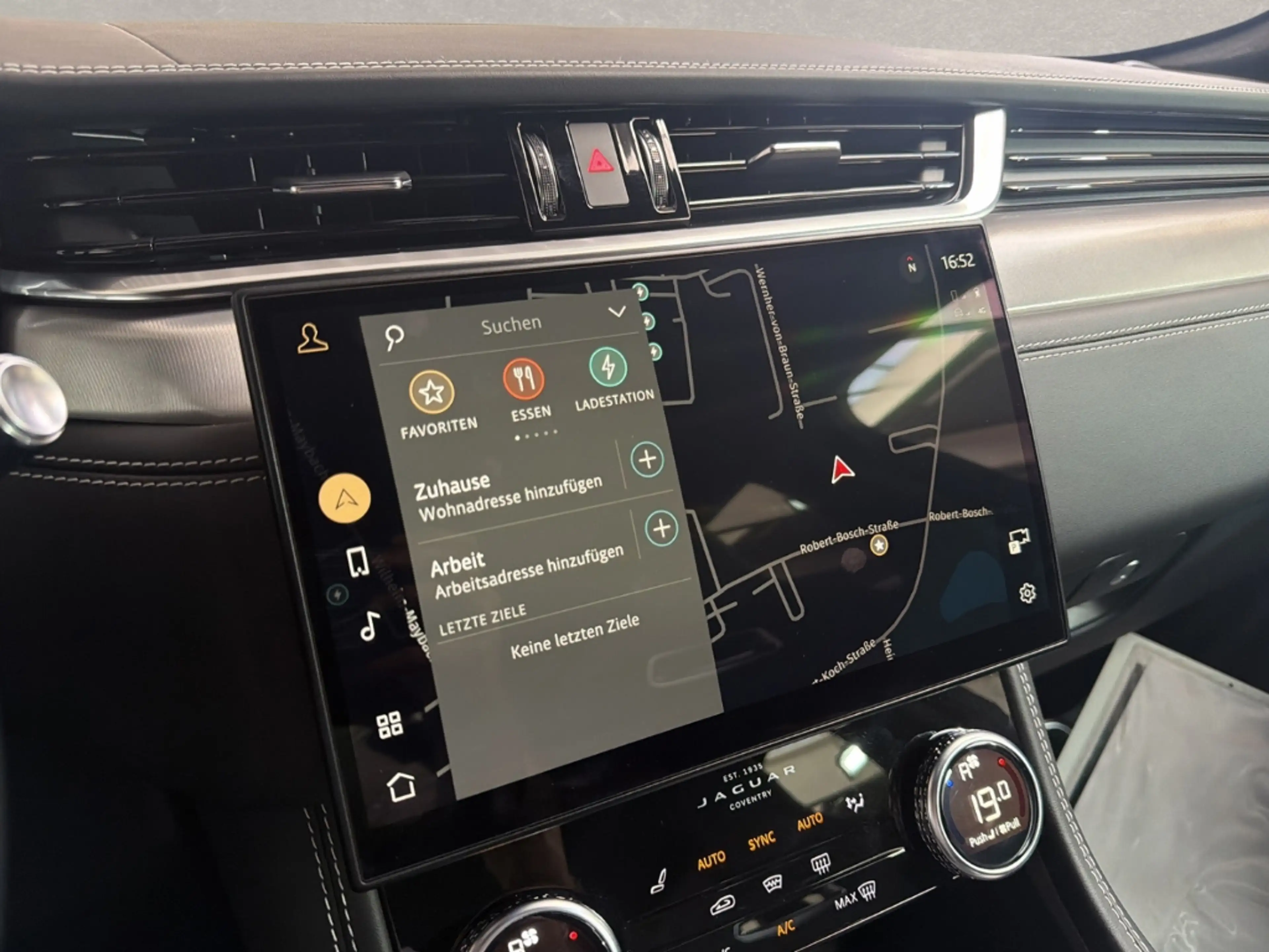 Jaguar F-Pace Plug-In Hybrid P400e AWD R-Dynamic S — photo 15