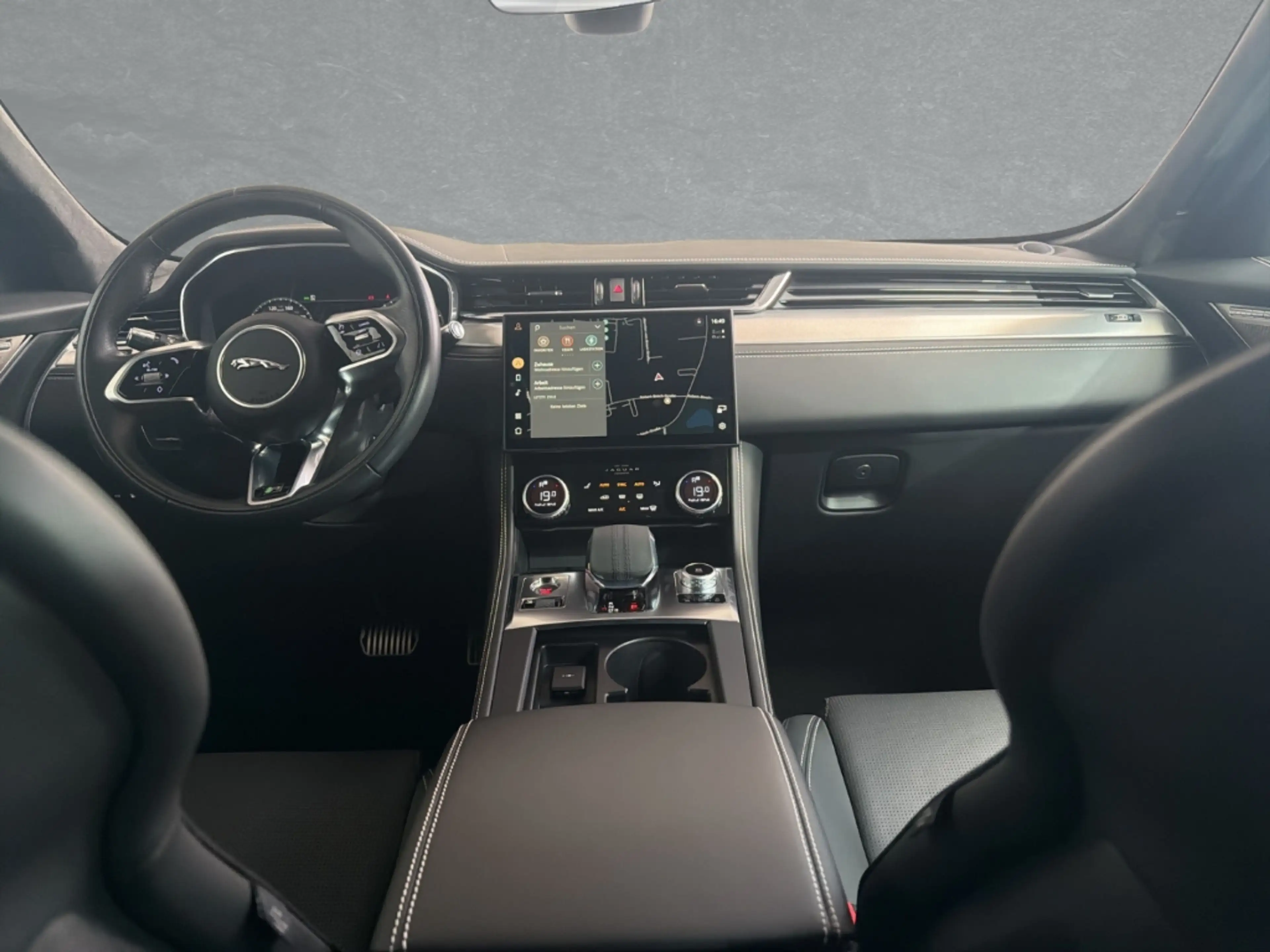 Jaguar F-Pace Plug-In Hybrid P400e AWD R-Dynamic S — photo 4