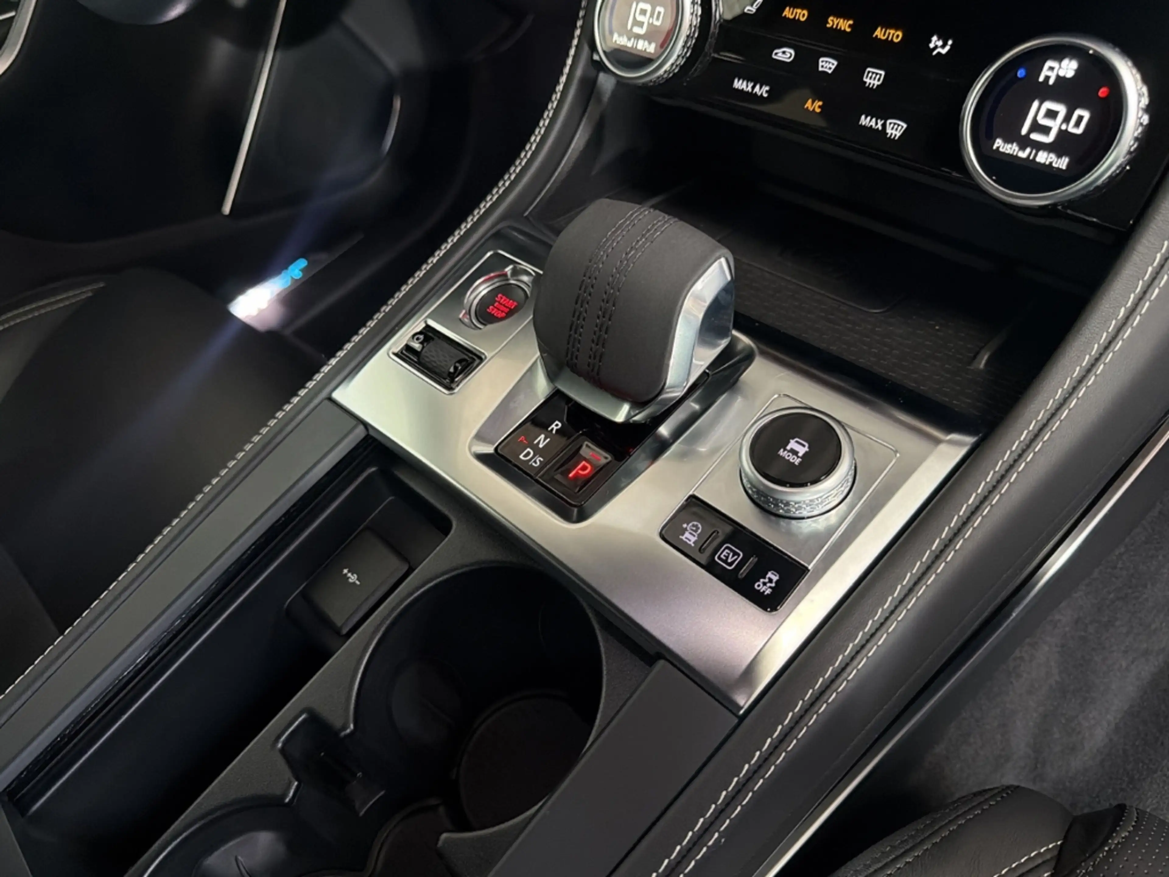 Jaguar F-Pace Plug-In Hybrid P400e AWD R-Dynamic S — photo 12