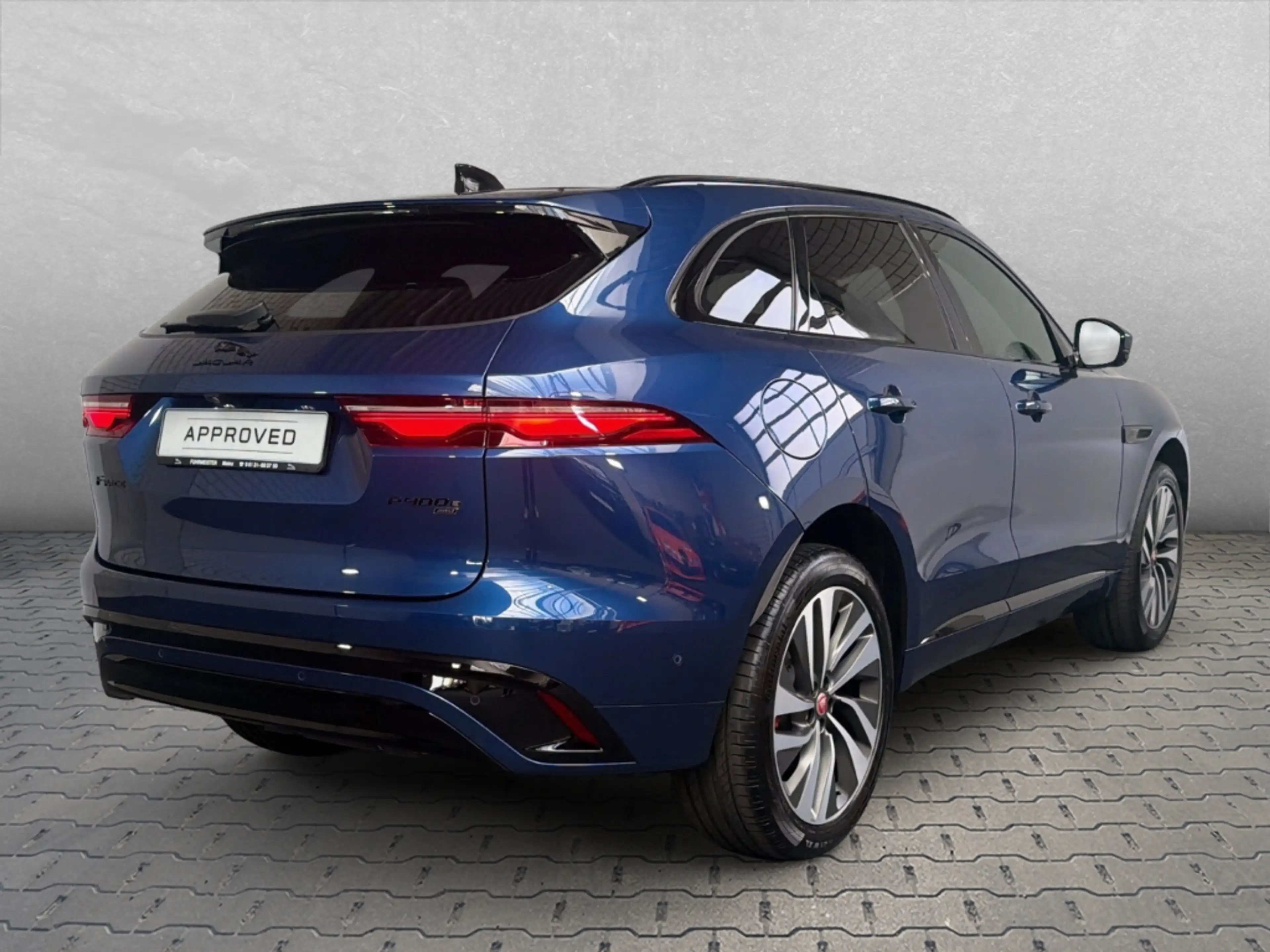 Jaguar F-Pace Plug-In Hybrid P400e AWD R-Dynamic S — photo 2