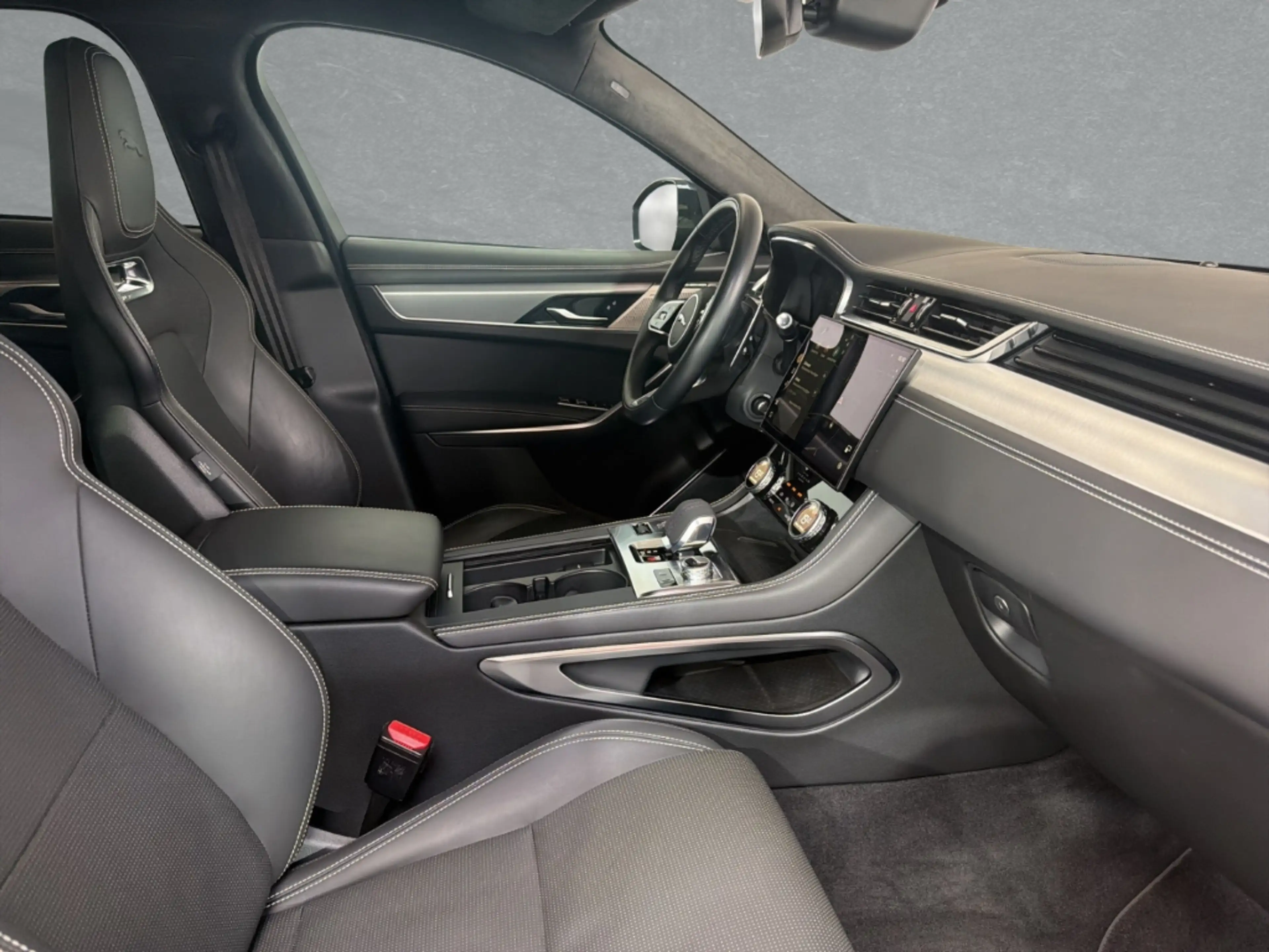 Jaguar F-Pace Plug-In Hybrid P400e AWD R-Dynamic S — photo 3