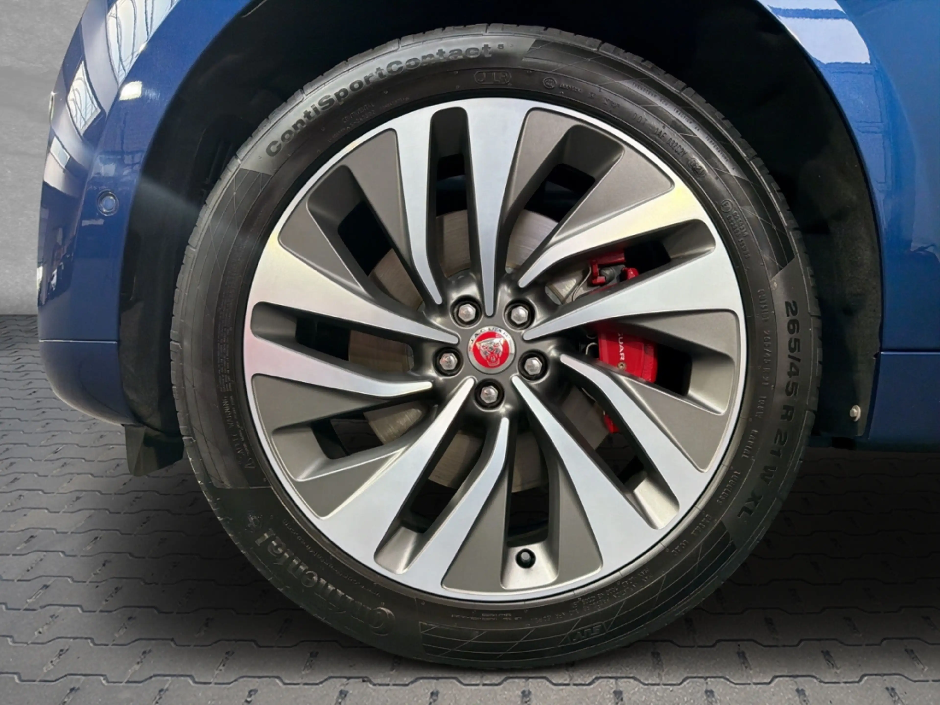 Jaguar F-Pace Plug-In Hybrid P400e AWD R-Dynamic S — photo 9