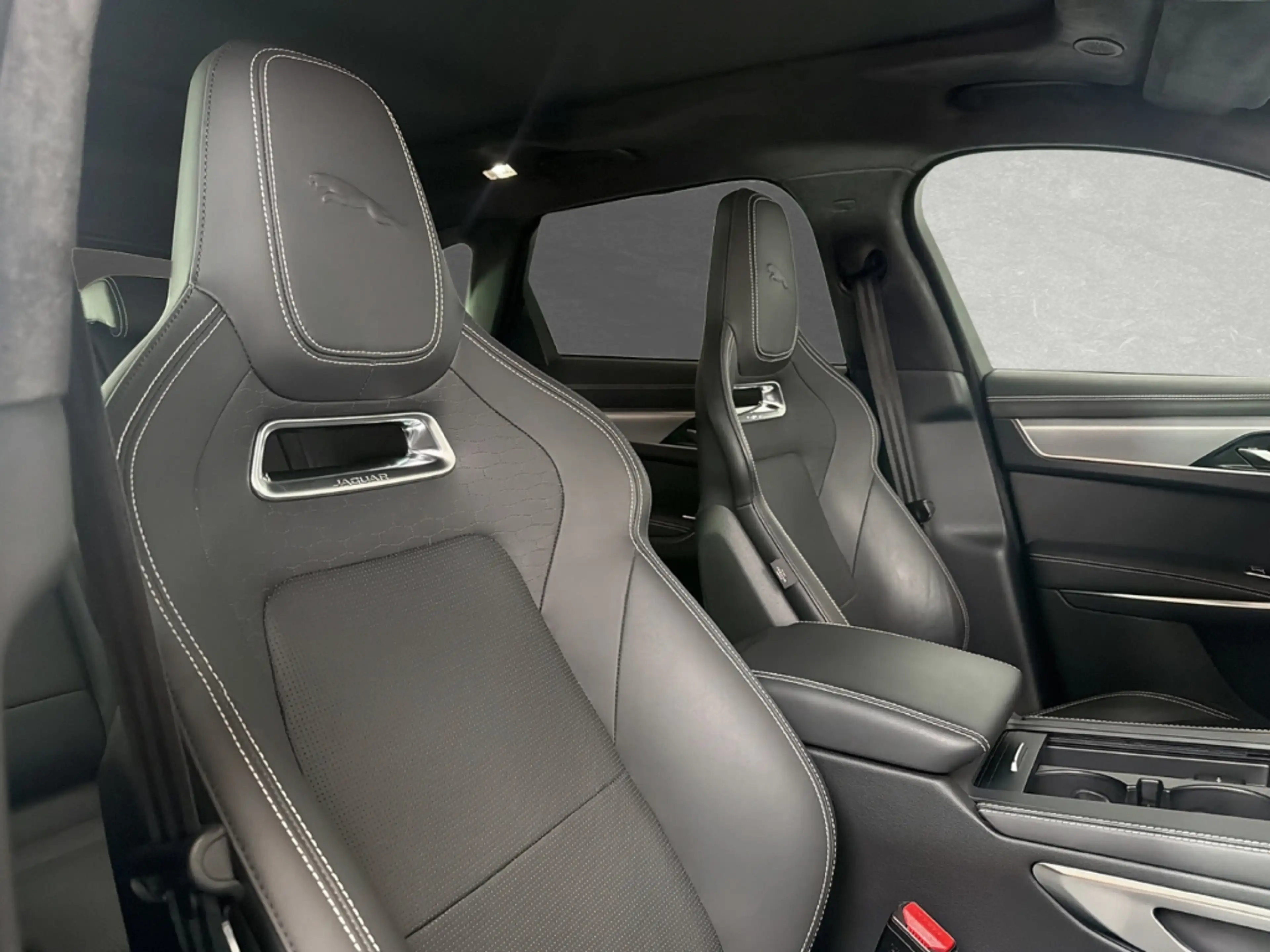 Jaguar F-Pace Plug-In Hybrid P400e AWD R-Dynamic S — photo 11