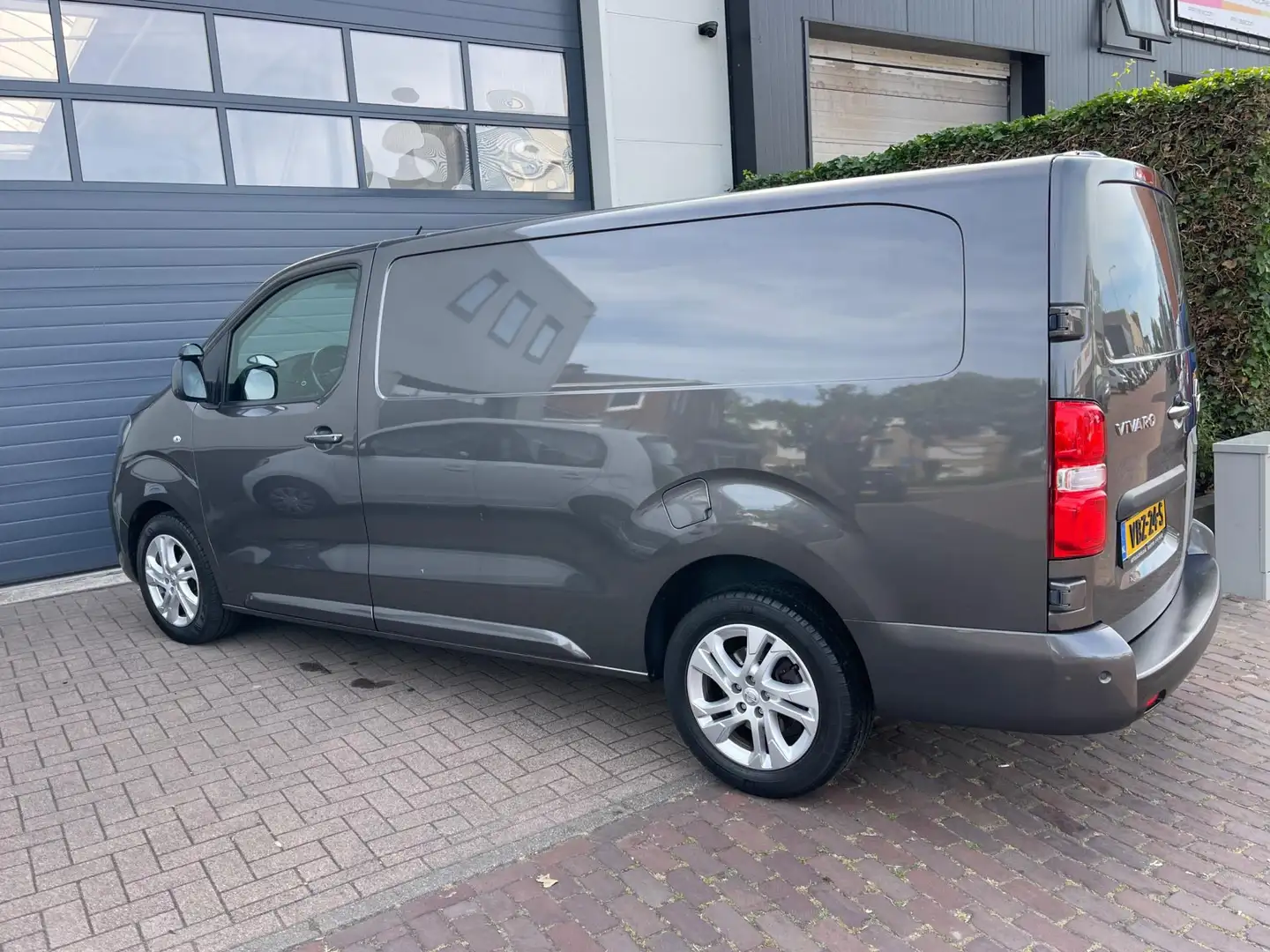 Opel Vivaro 2.0 CDTI L3H1 Innovation/Navi/Camera/Head up/Stoel Grijs - 2