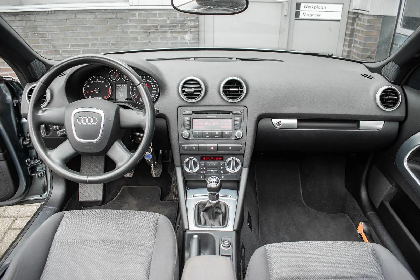 Audi A3 Cabriolet 1.8 TFSI Attraction Pro Line Gris - 2