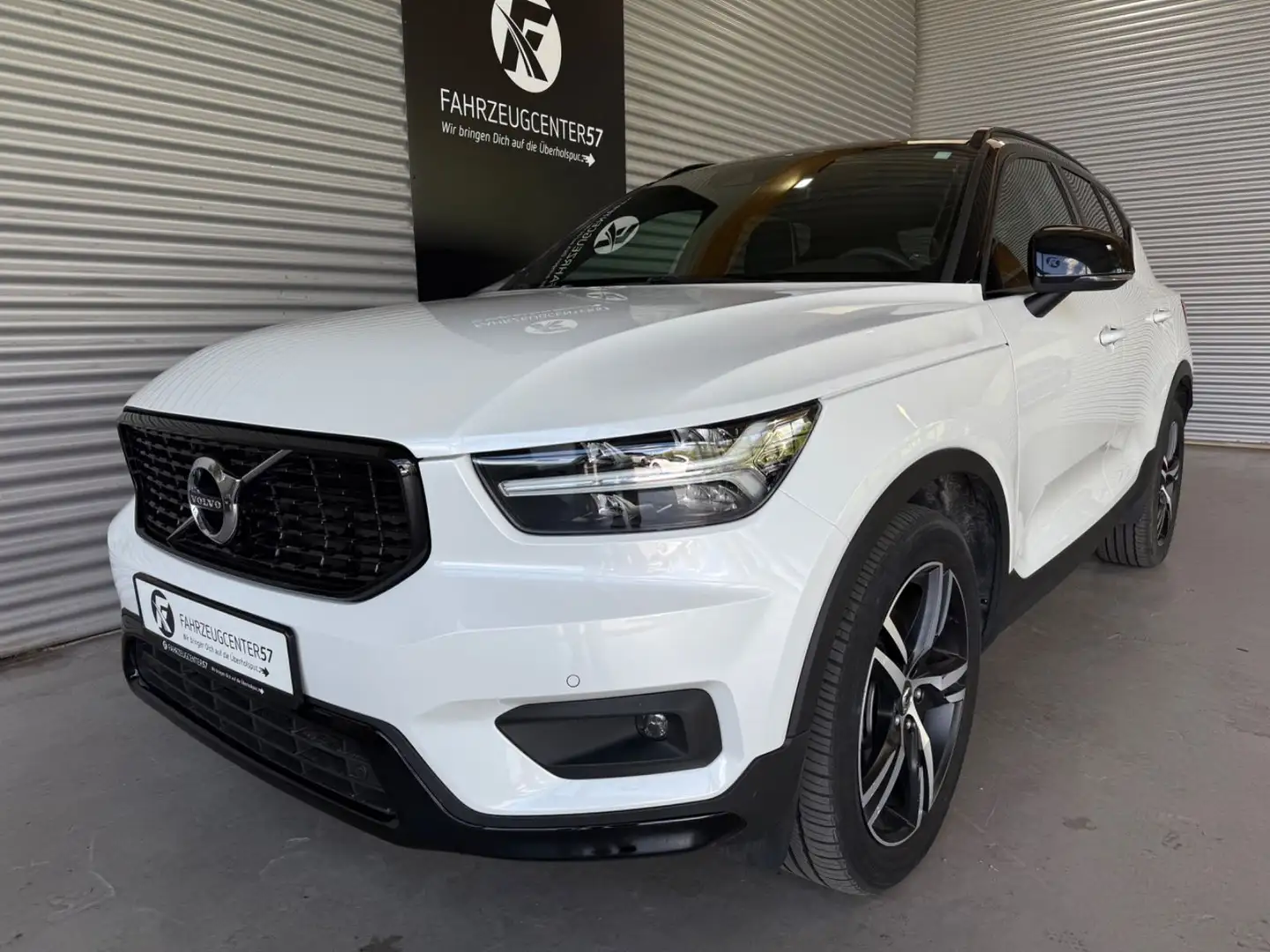 Volvo XC40 T5 AWD R Design/PANO/RFK/CARPLAY/TOTW. Weiß - 2